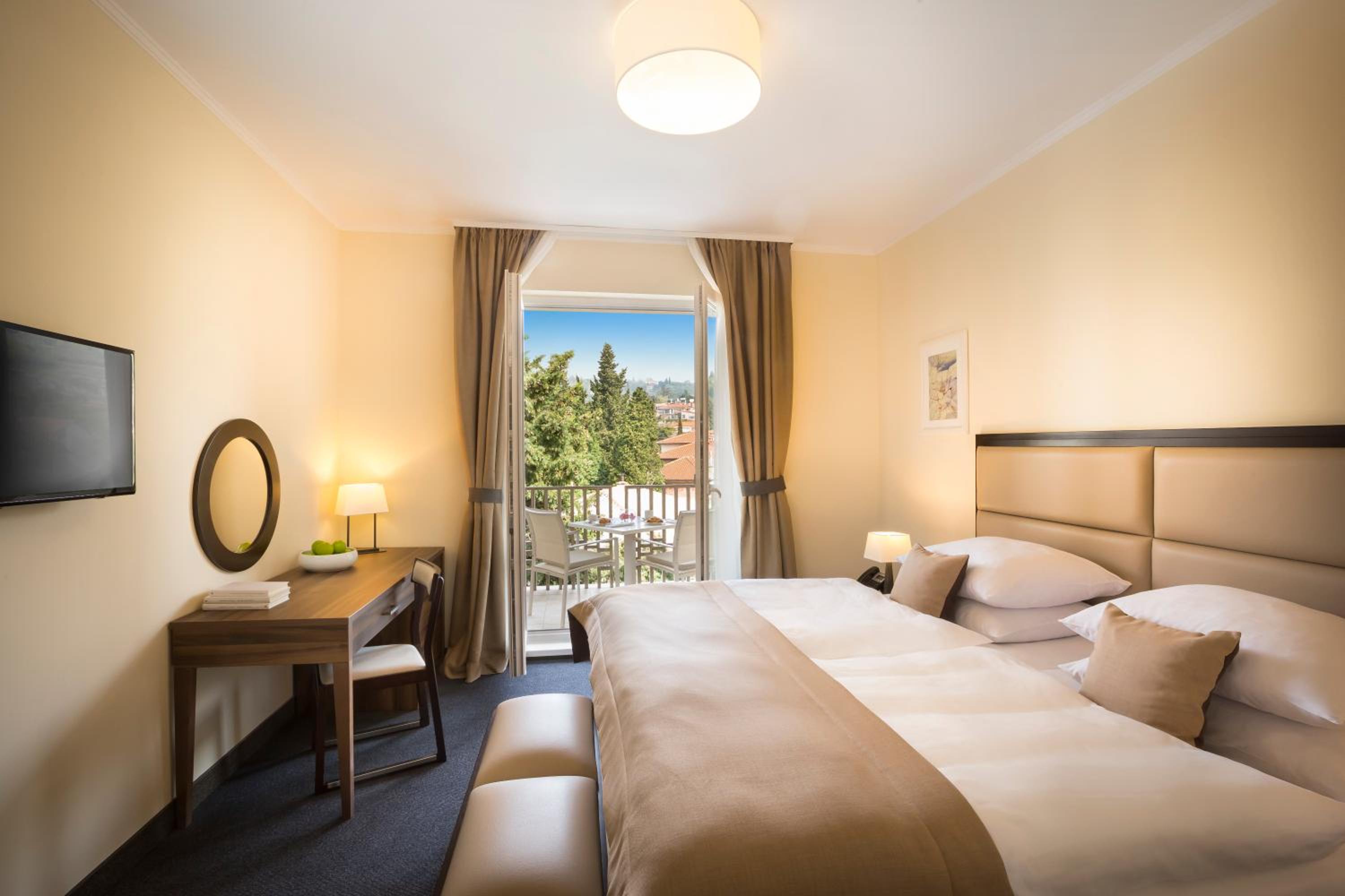 Standard Twin Room with Park View and Balcony - Photo 6