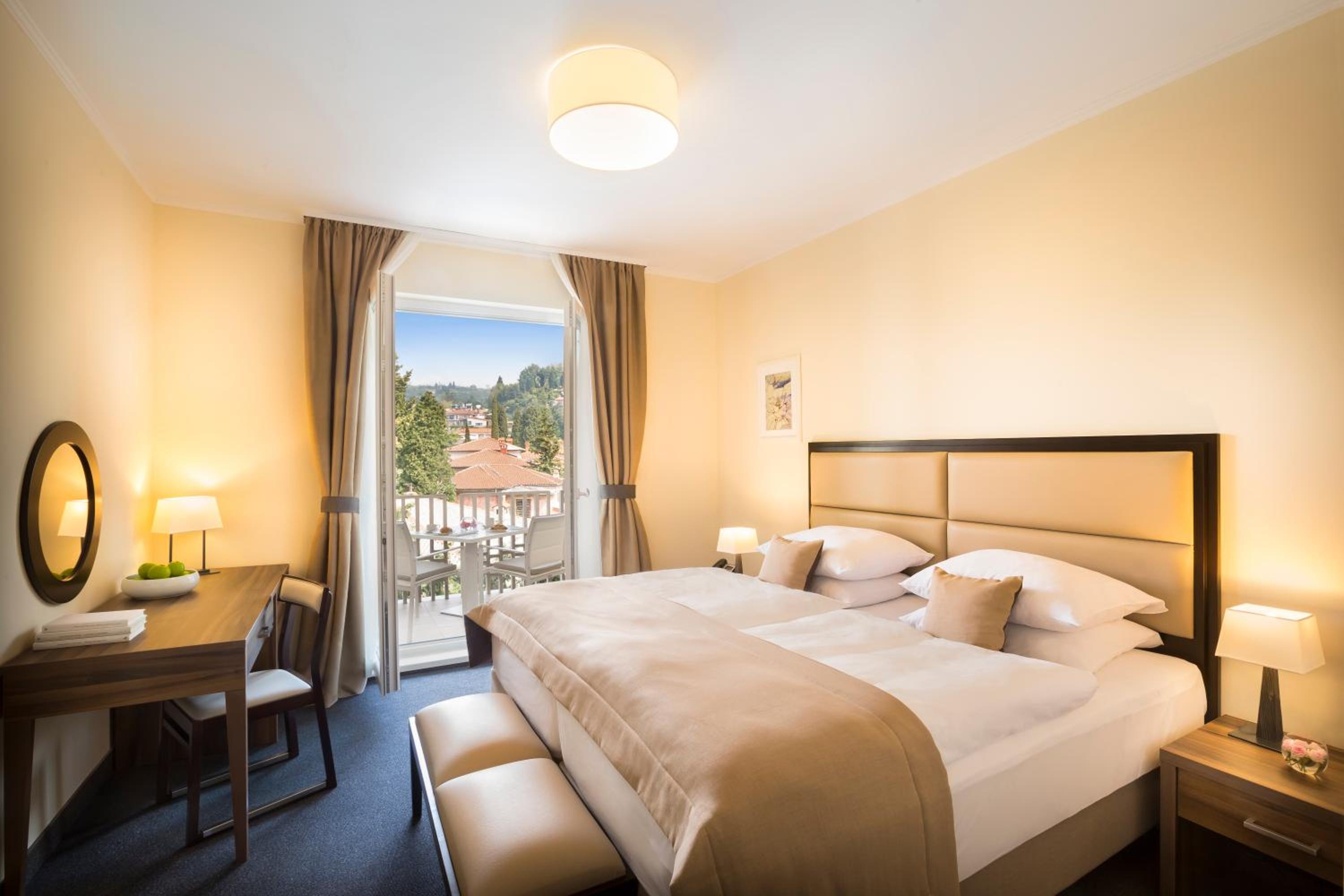 Standard Twin Room with Park View and Balcony - Photo 1