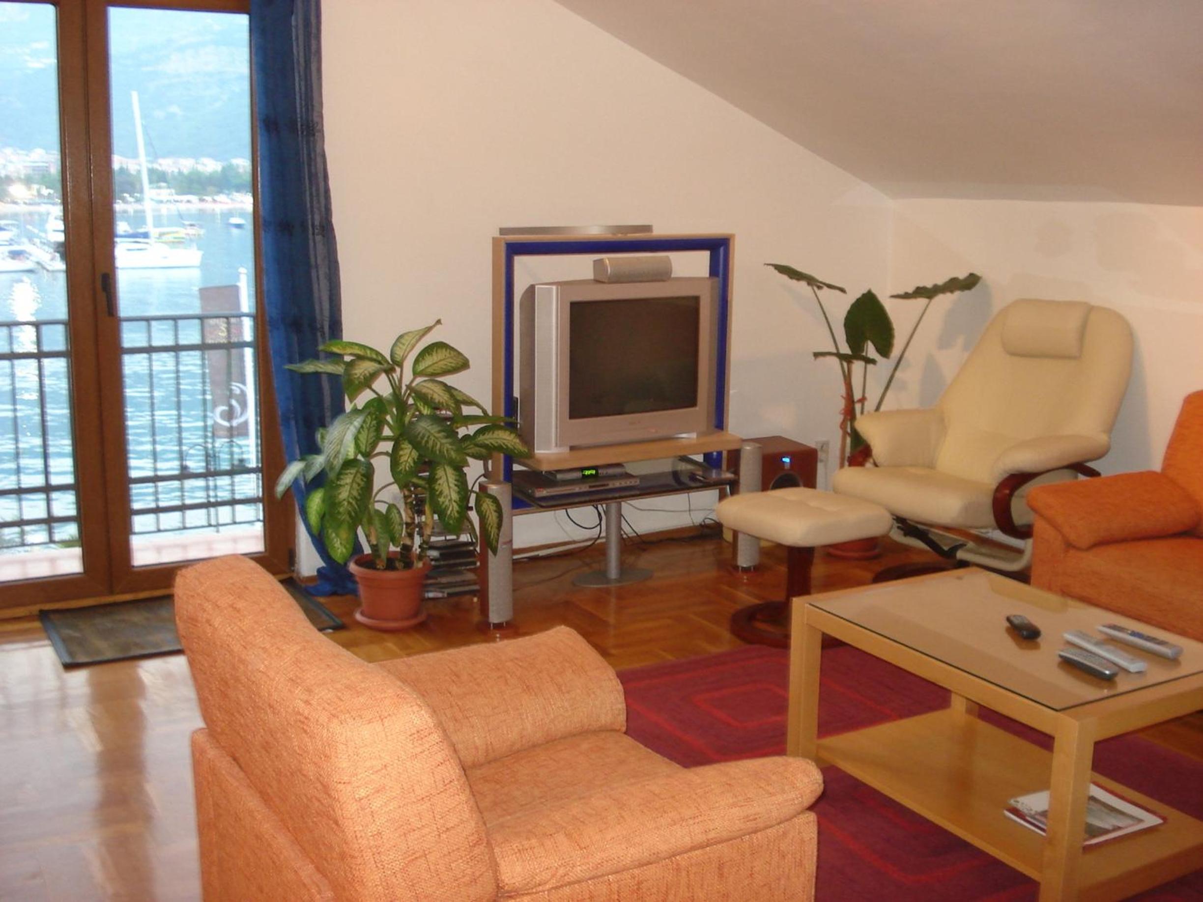 One-Bedroom Apartment with Balcony and Mountain View   photo 1
