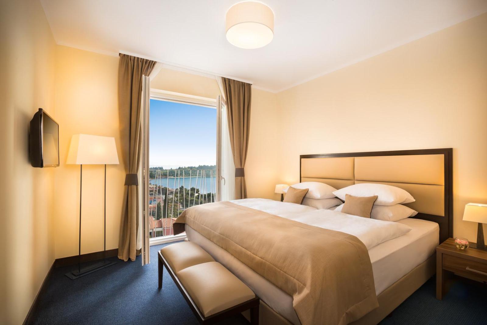 Standard Double Room with Sea View and Balcony - Photo 1