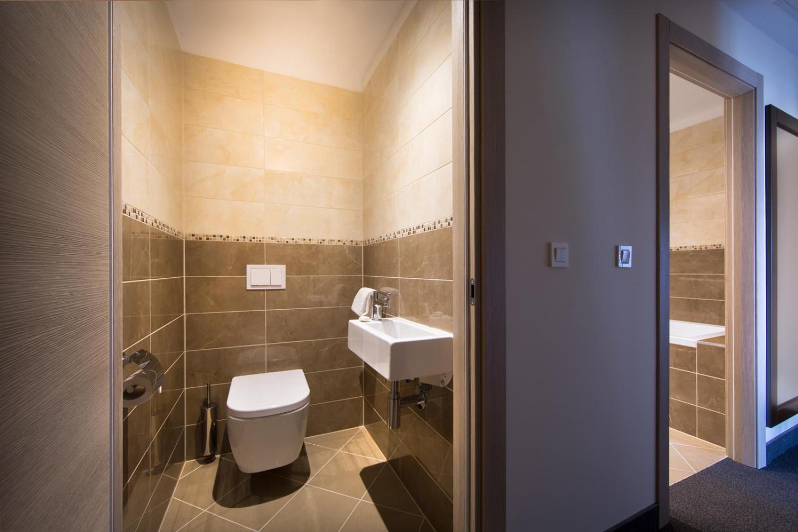 Suite with Sea View and Balcony - Photo 5