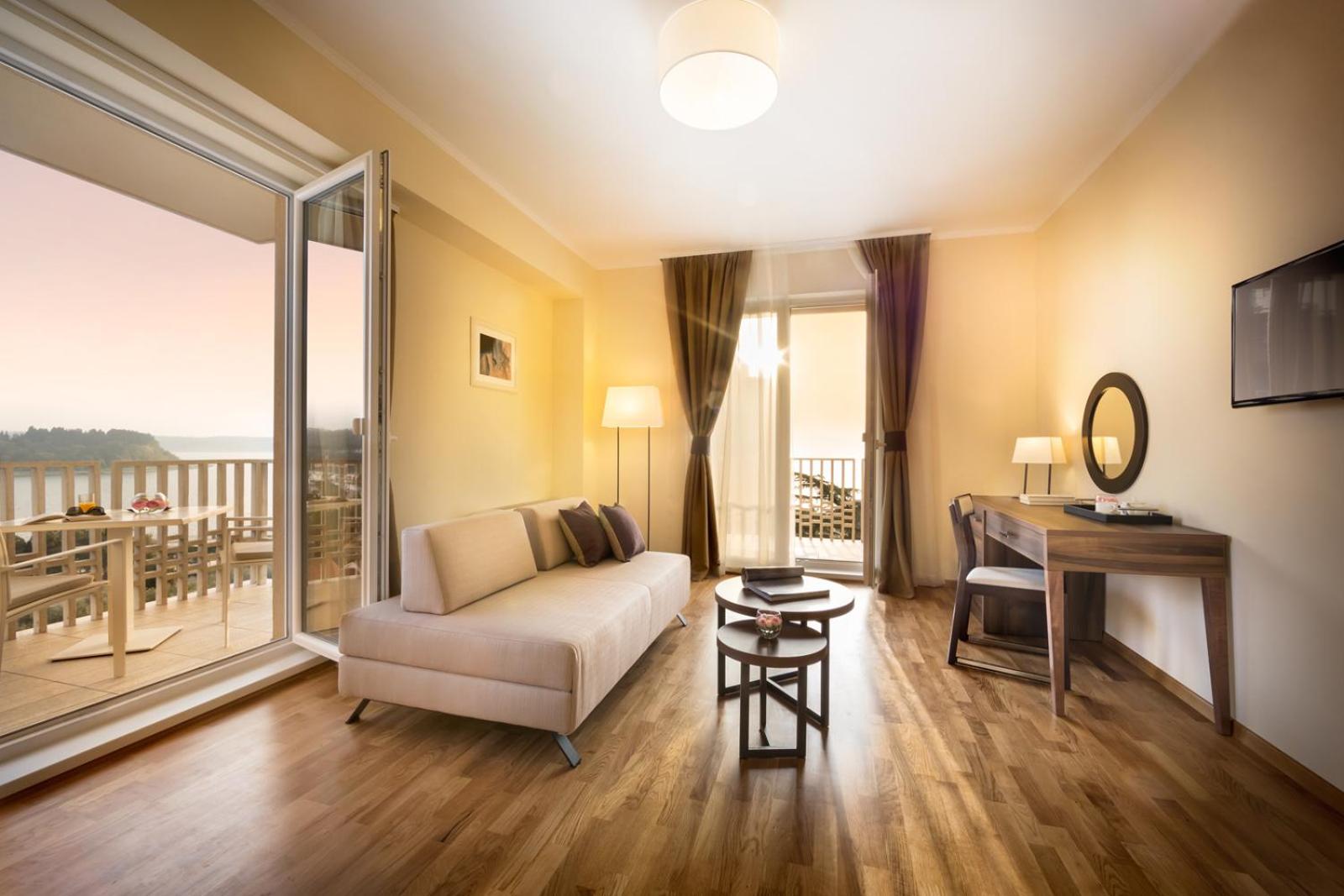 Suite with Sea View and Balcony - Photo 9