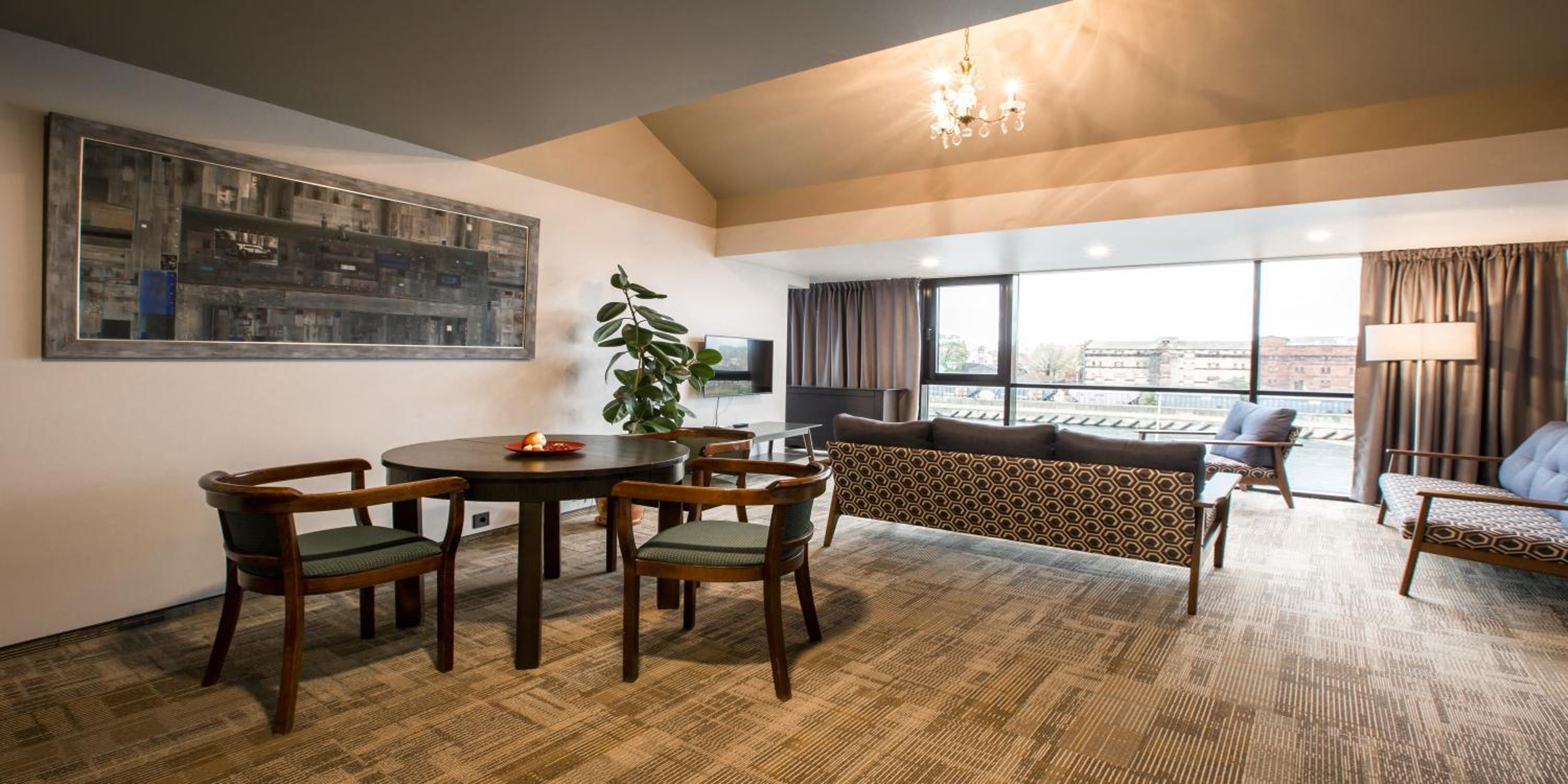 One-Bedroom Suite - Photo 11