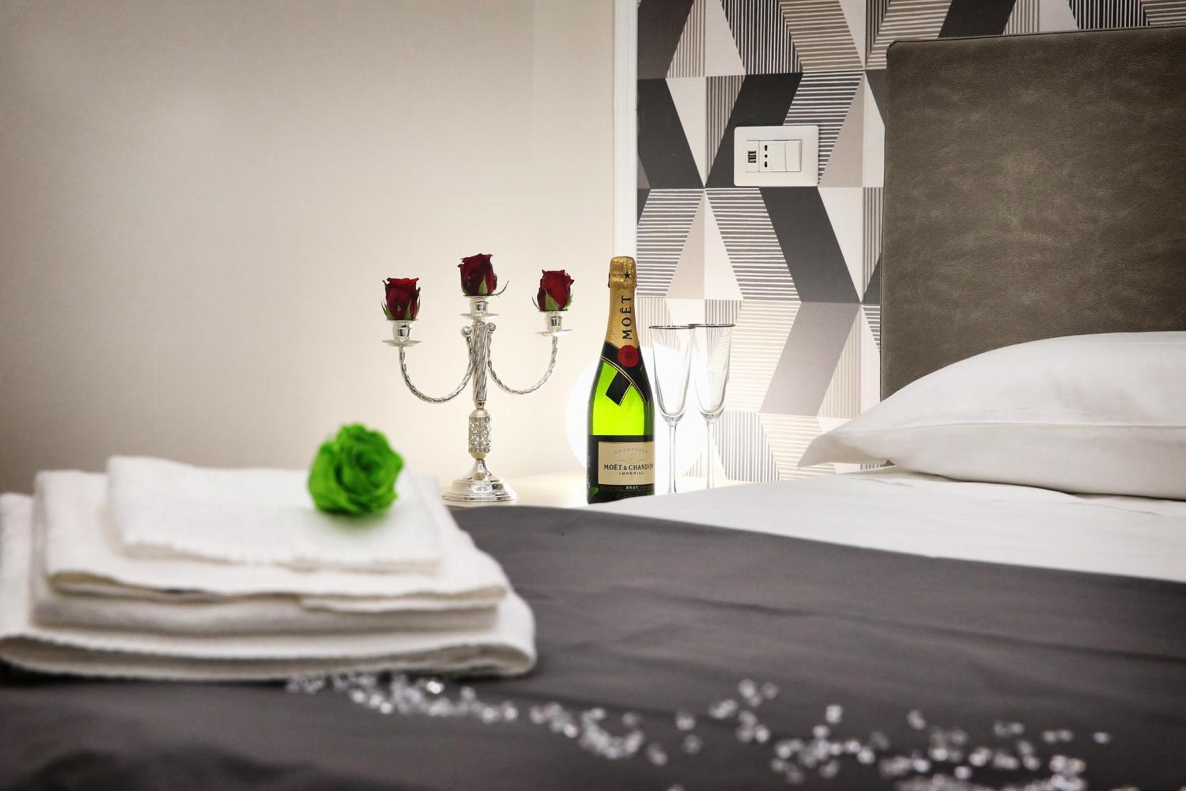 Deluxe Double Room - Photo 13