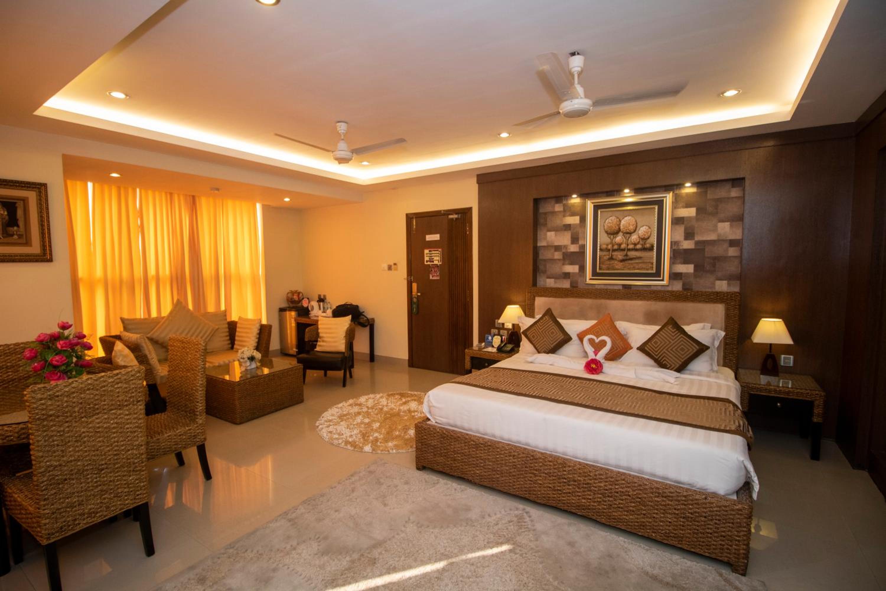 Suite - Photo 15