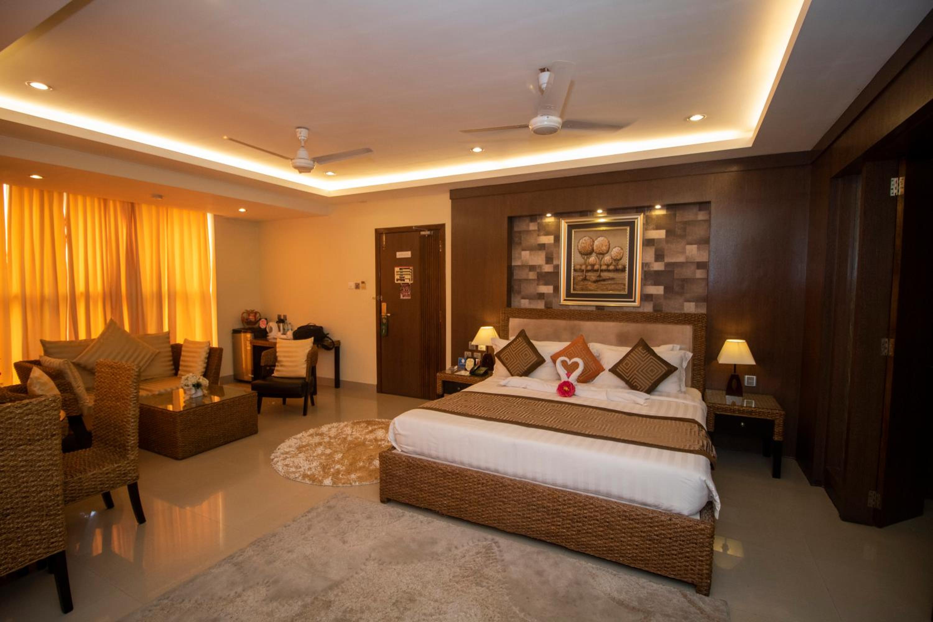 Suite - Photo 14