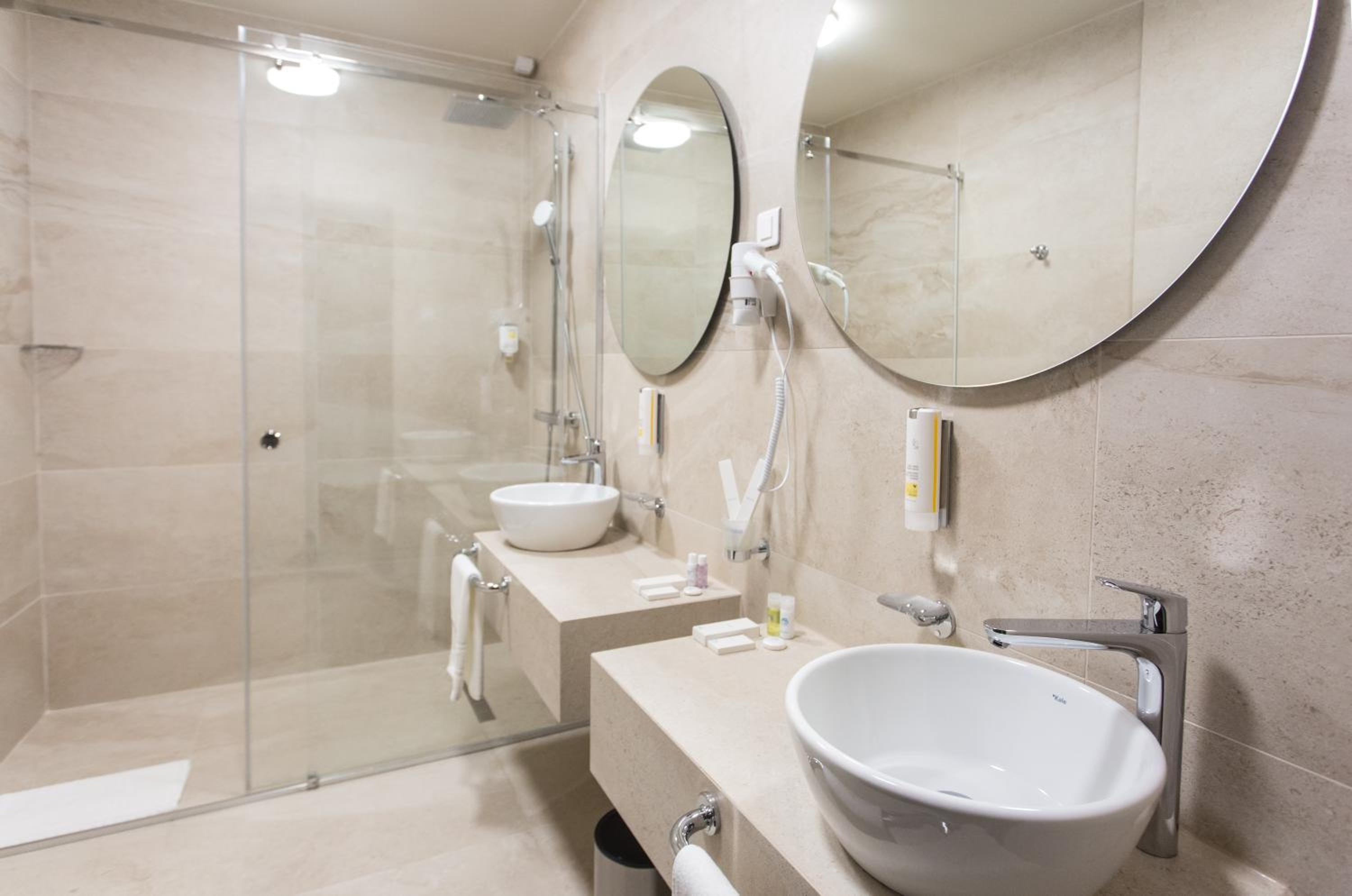 Deluxe Suite - Photo 2