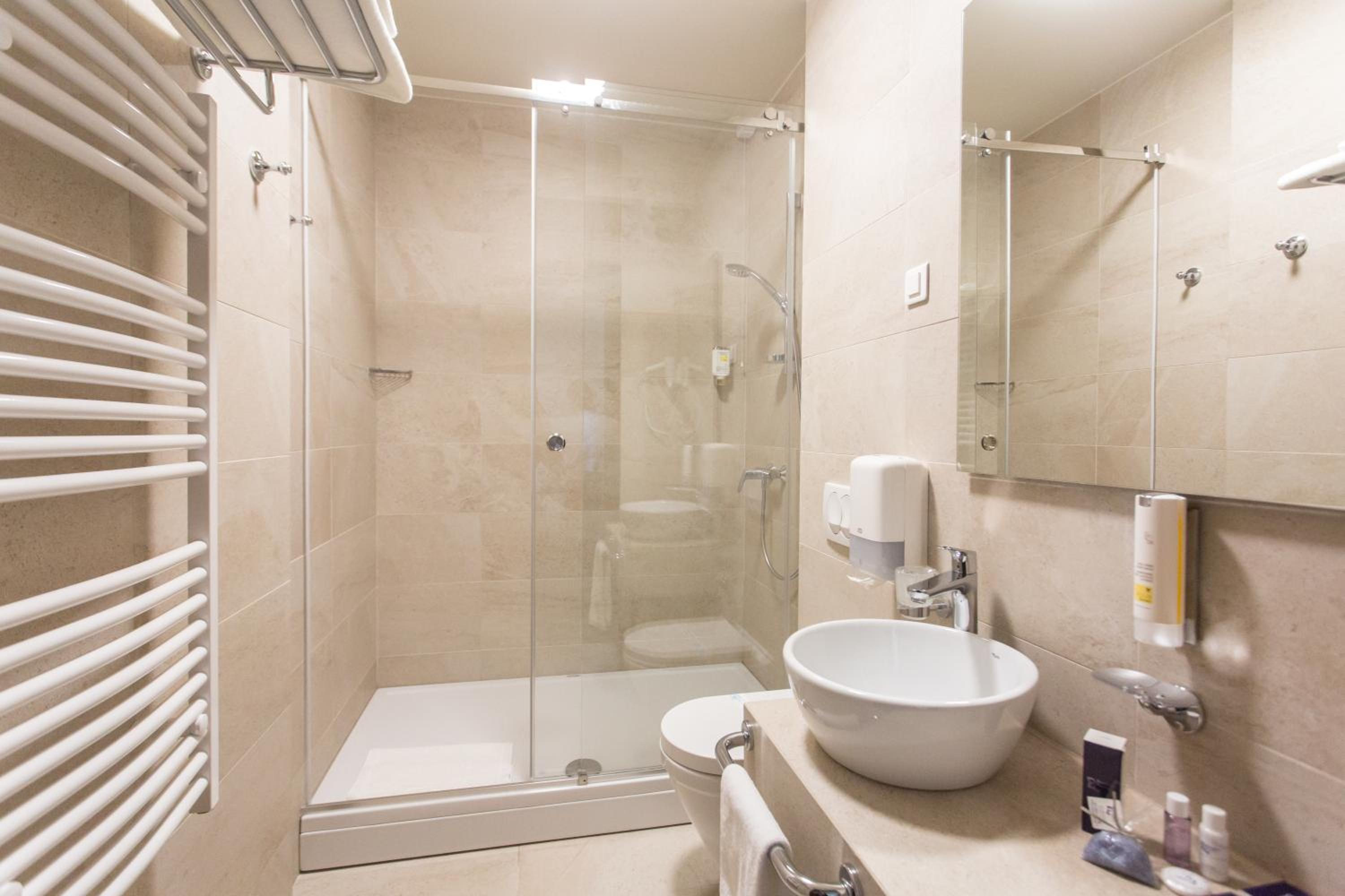 Double or Twin Room - Photo 6