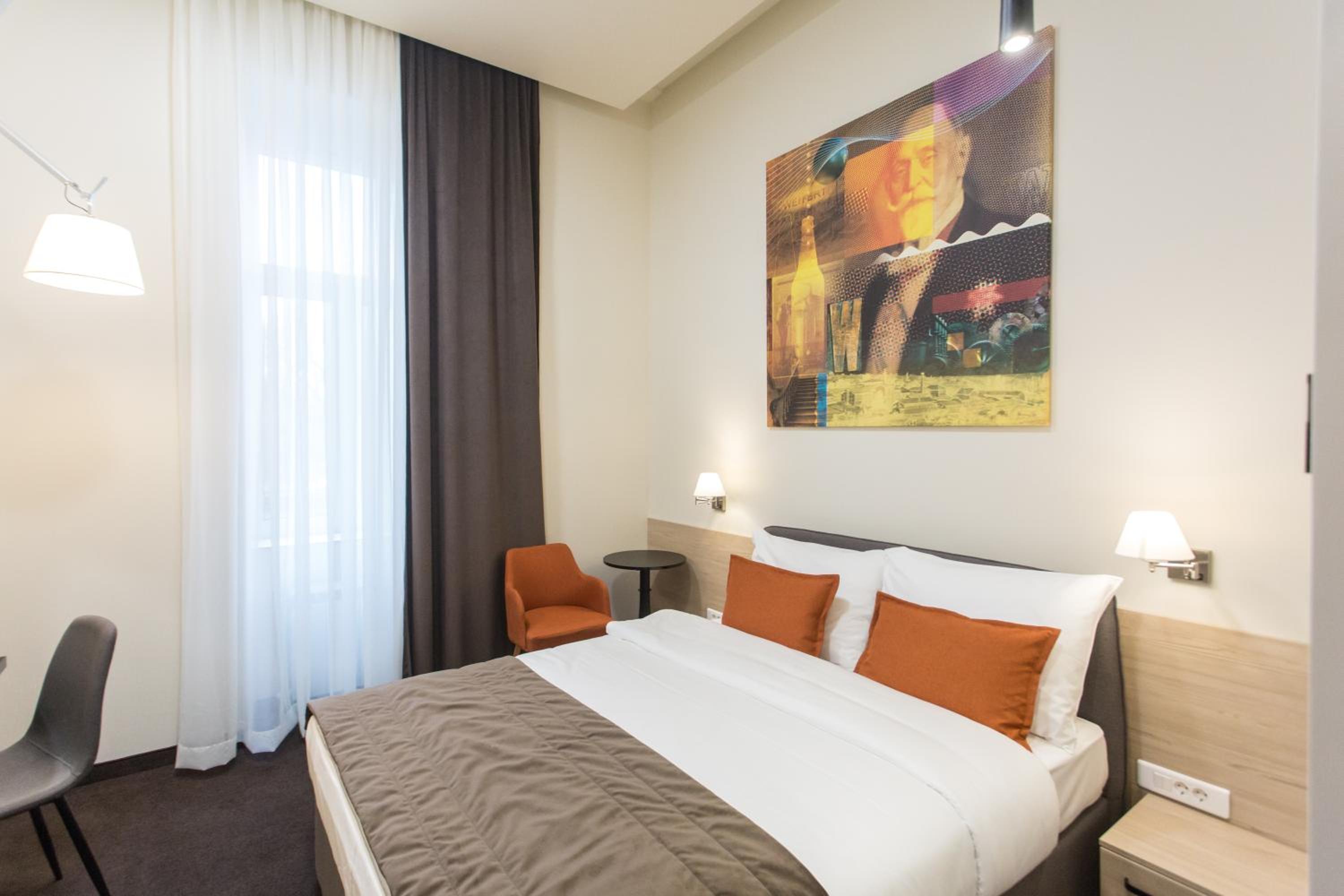 Deluxe Queen Room - Photo 6