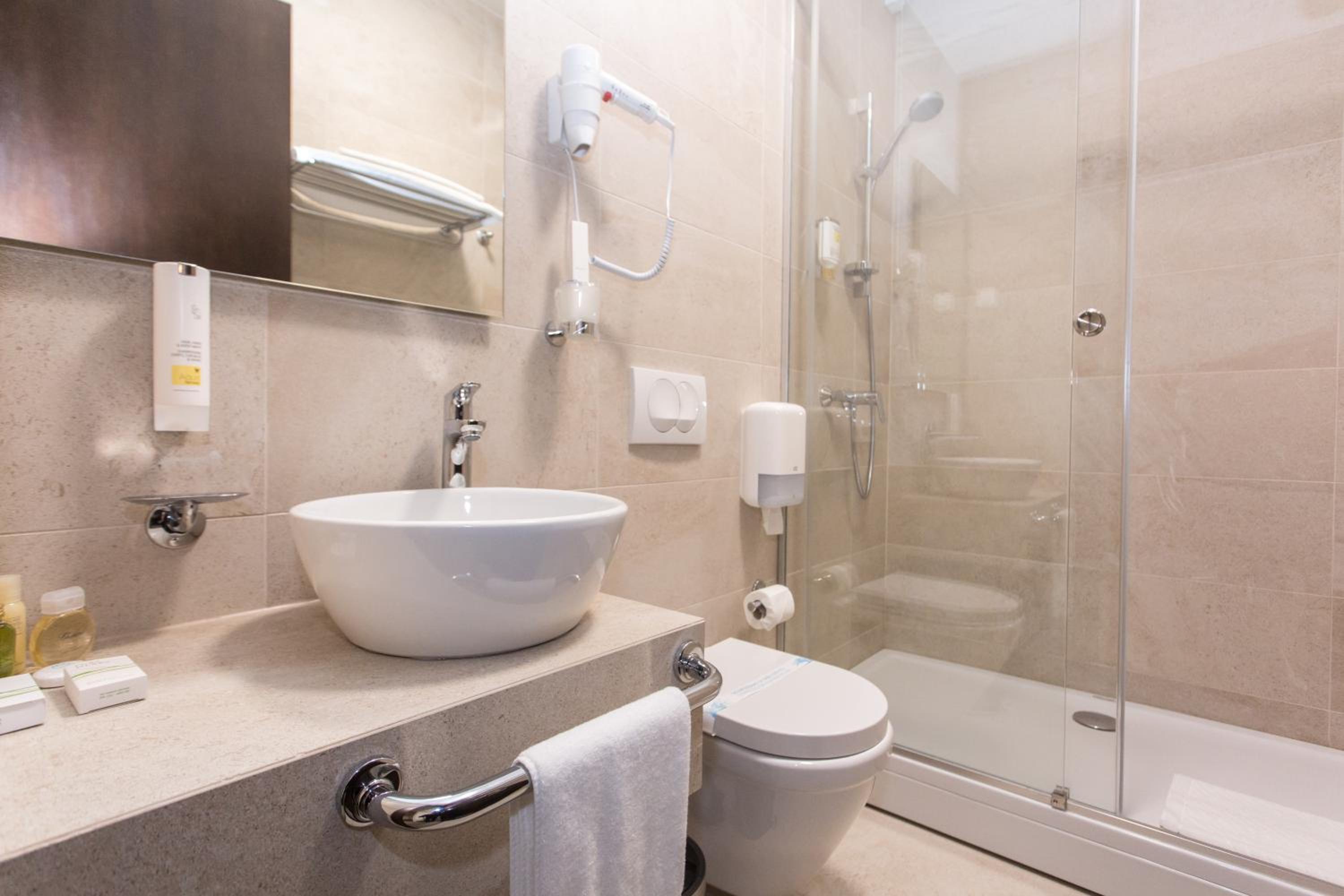 Double or Twin Room - Photo 7