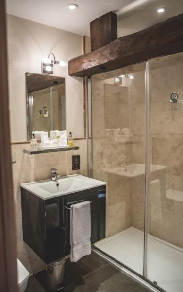Twin Room with Bathroom - Photo 4
