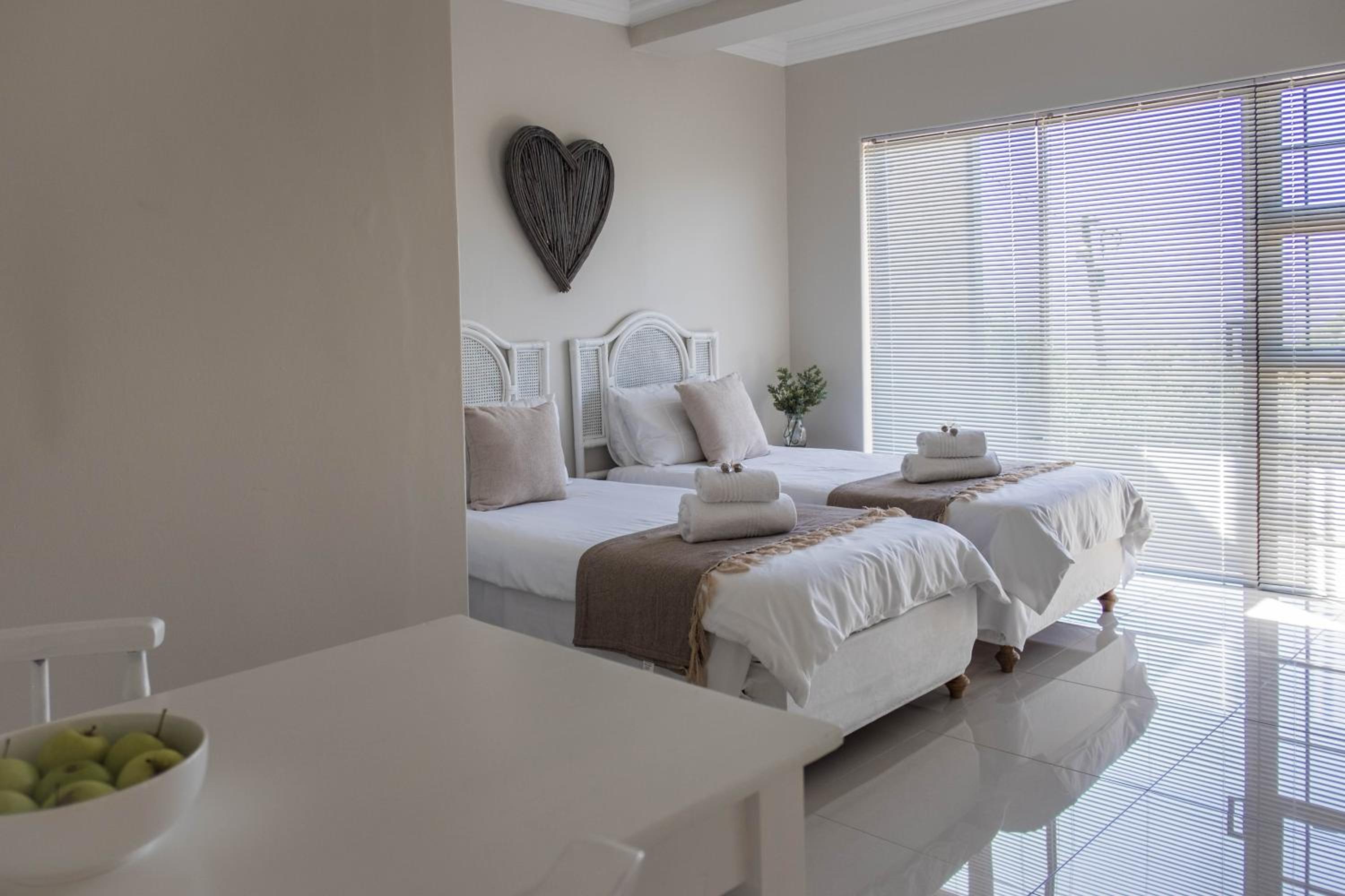 Double Room with Patio - Photo 11