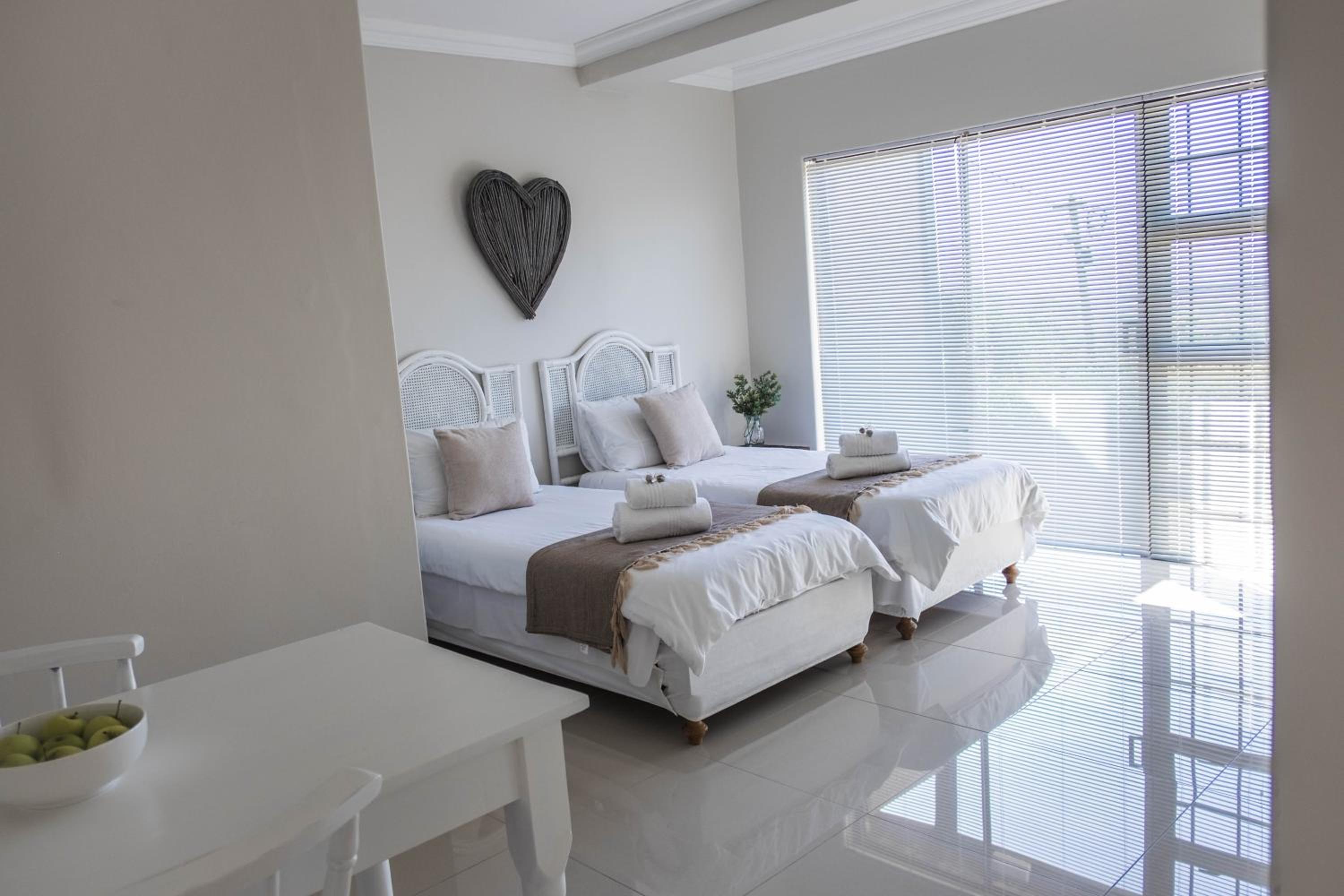 Double Room with Patio - Photo 13