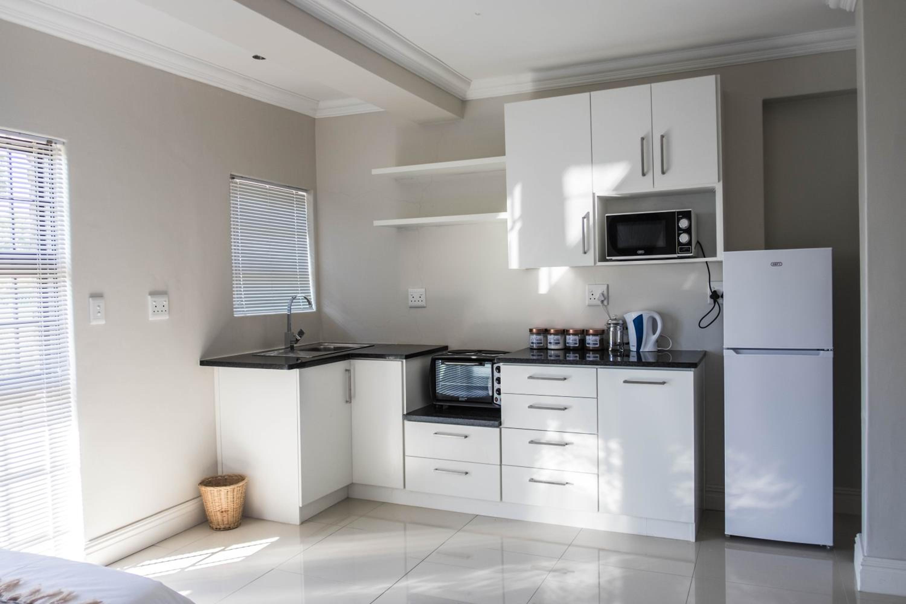 Double Room with Patio - Photo 18