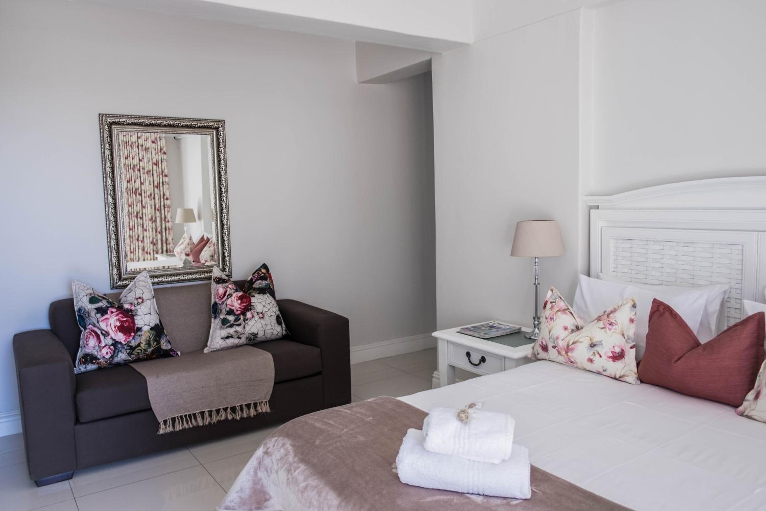 Double Room with Patio - Photo 7