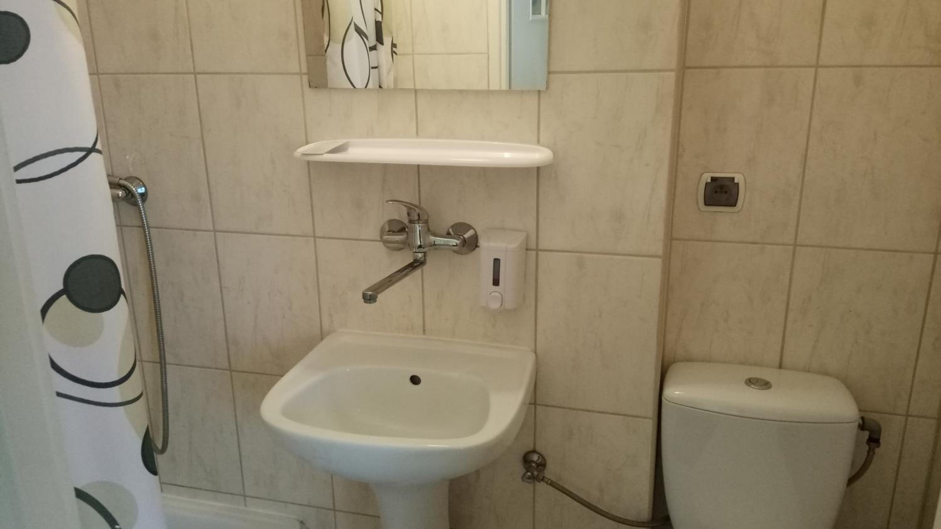 Standard Twin Room - Photo 3
