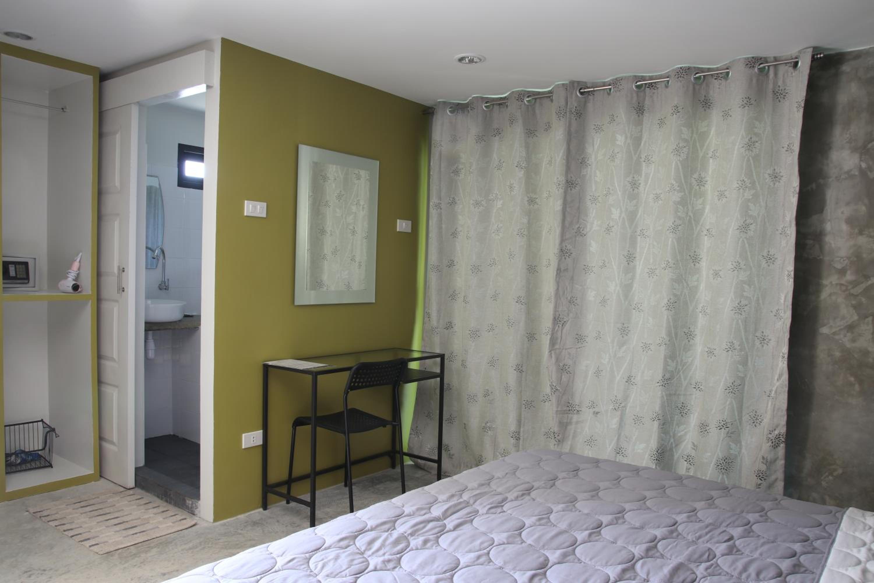 Deluxe King Room photo 2