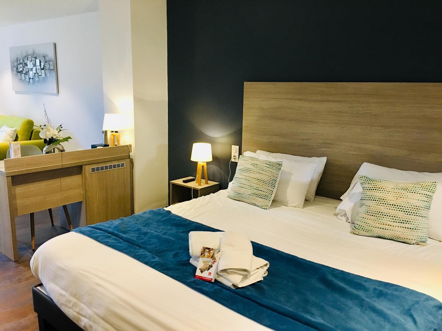 Suite with Terrace with heated swimming pool access