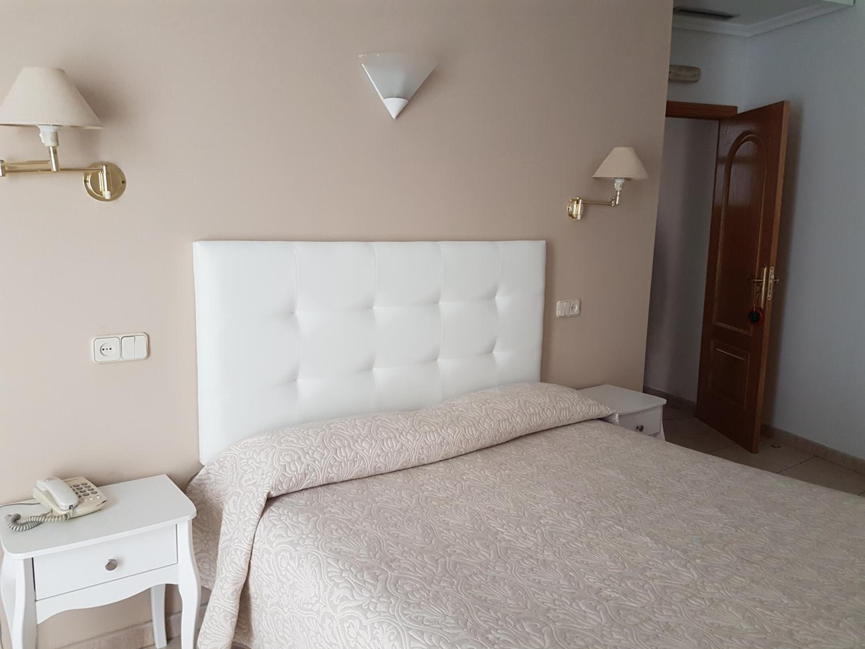Double or Twin Room with City View photo 3