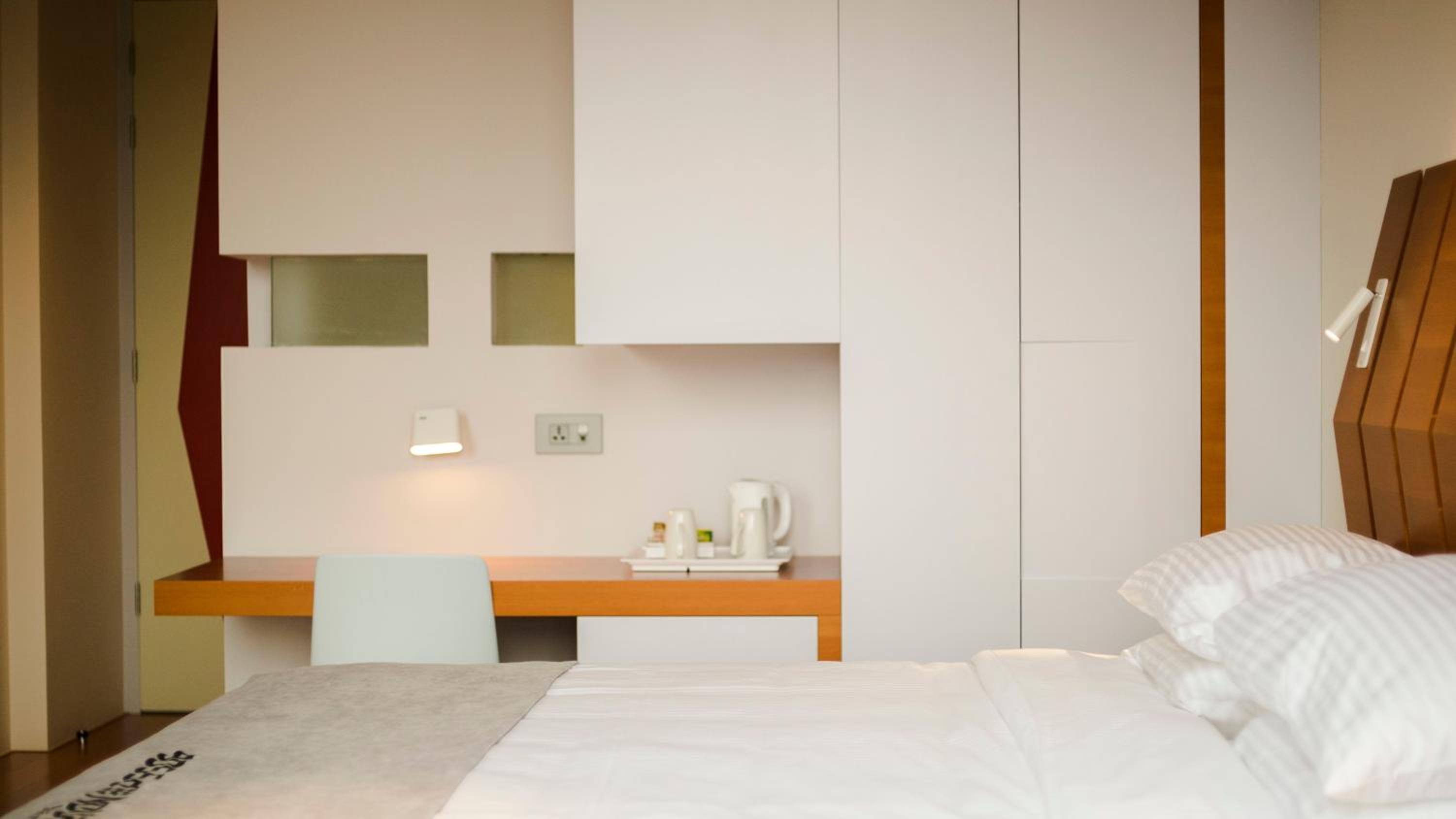 Deluxe King Room - Photo 8