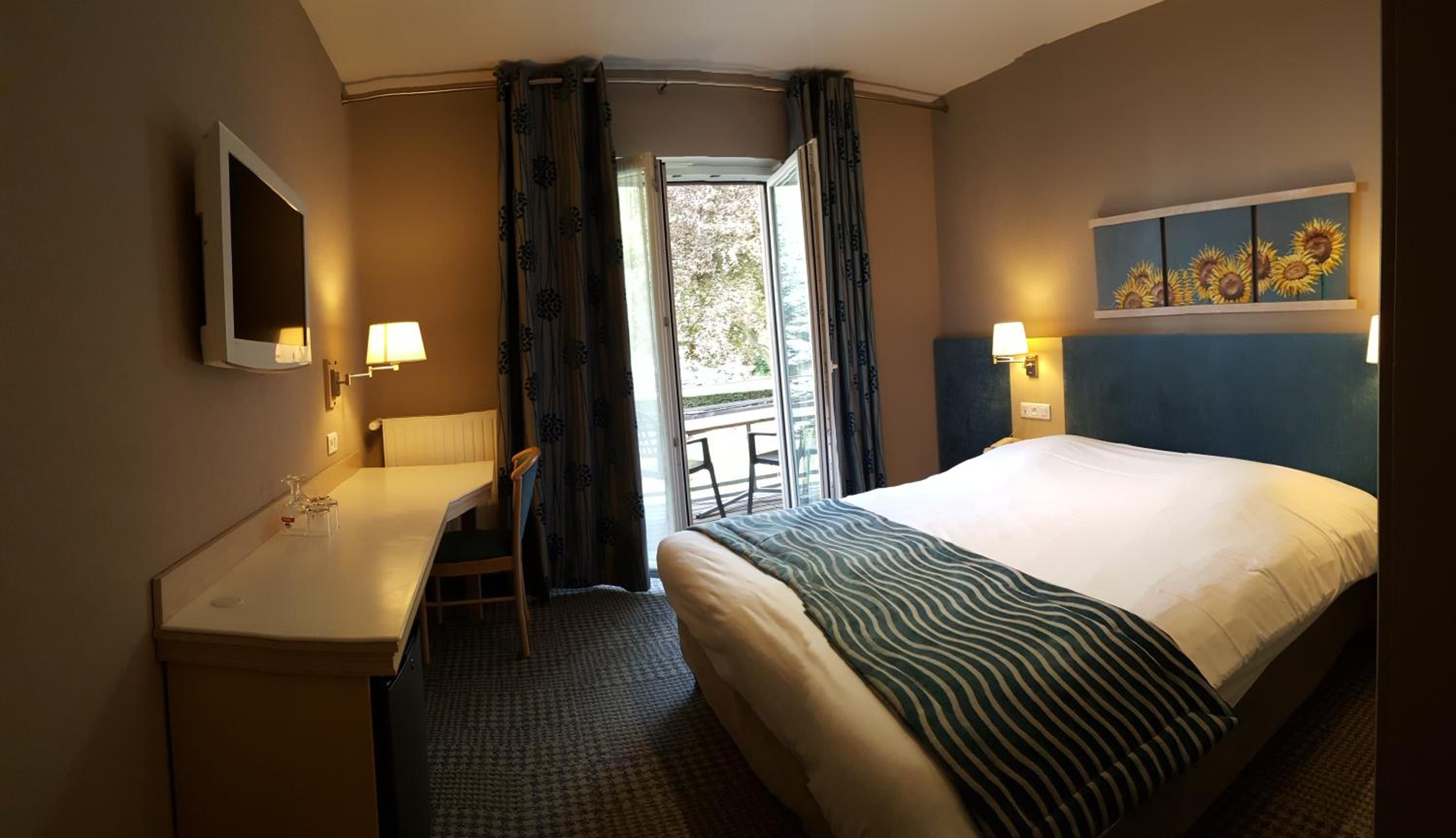 Room with Balcony - Photo 7