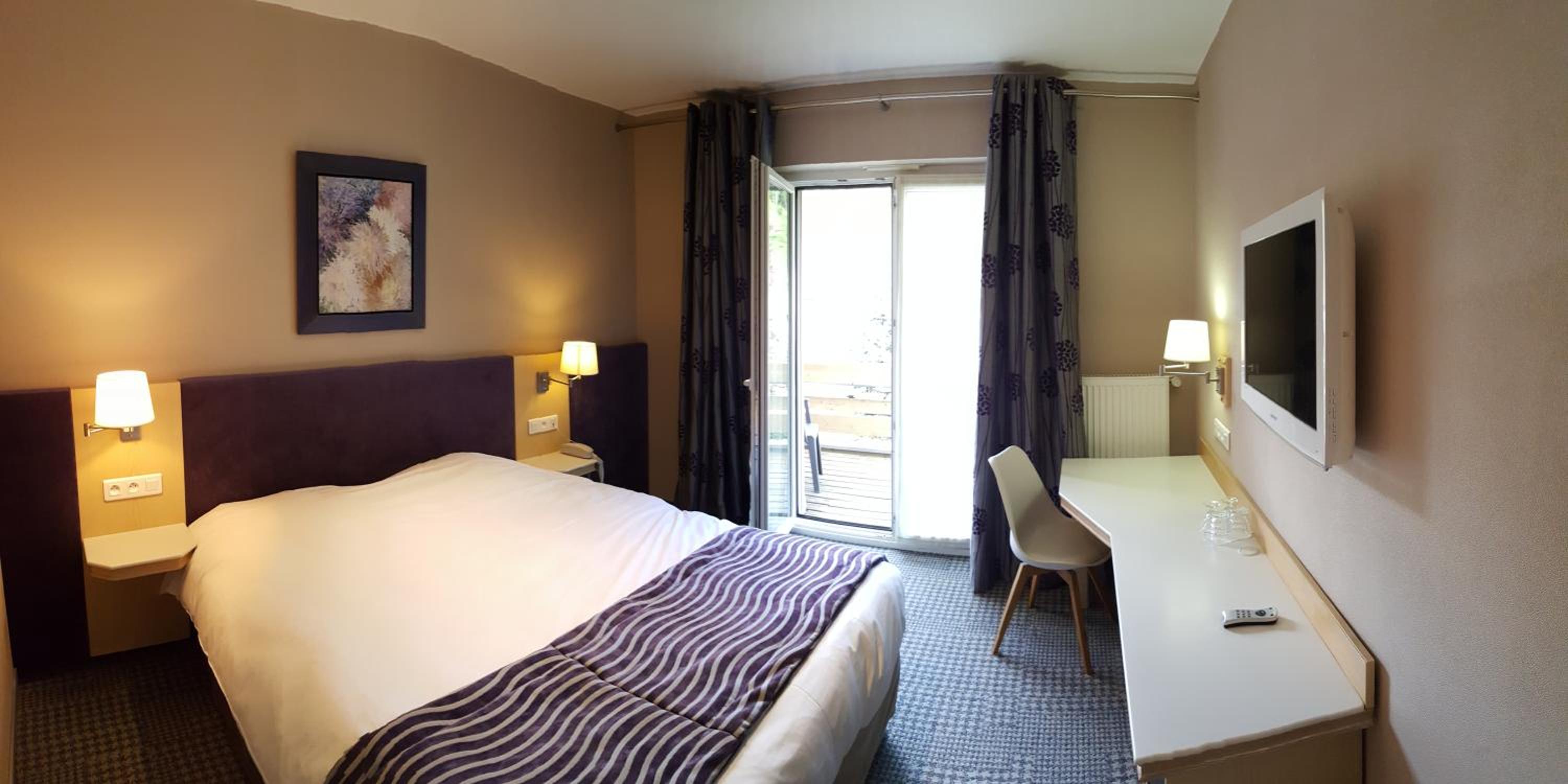 Room with Balcony - Photo 6