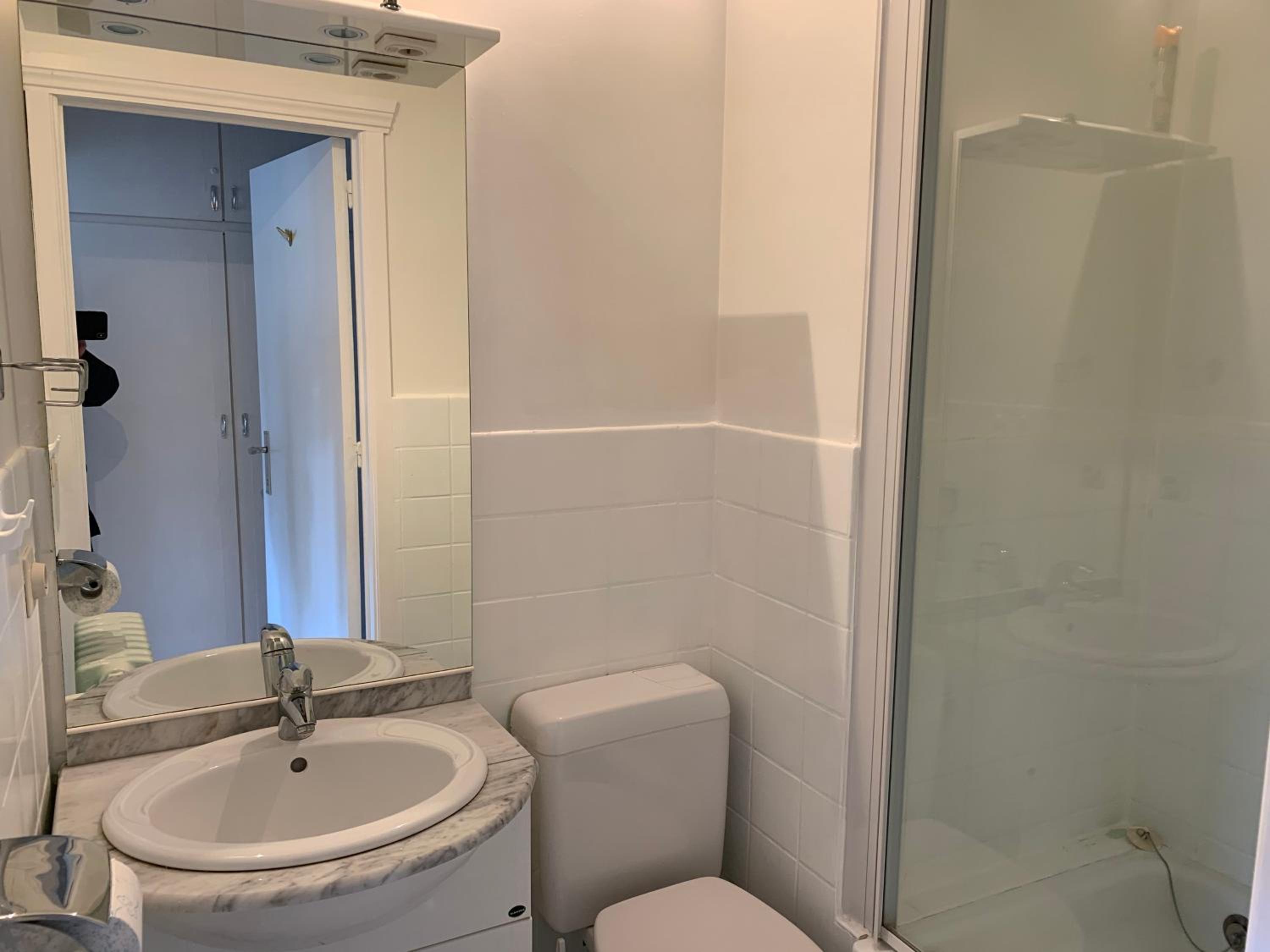 Apartment with Shower - Photo 3