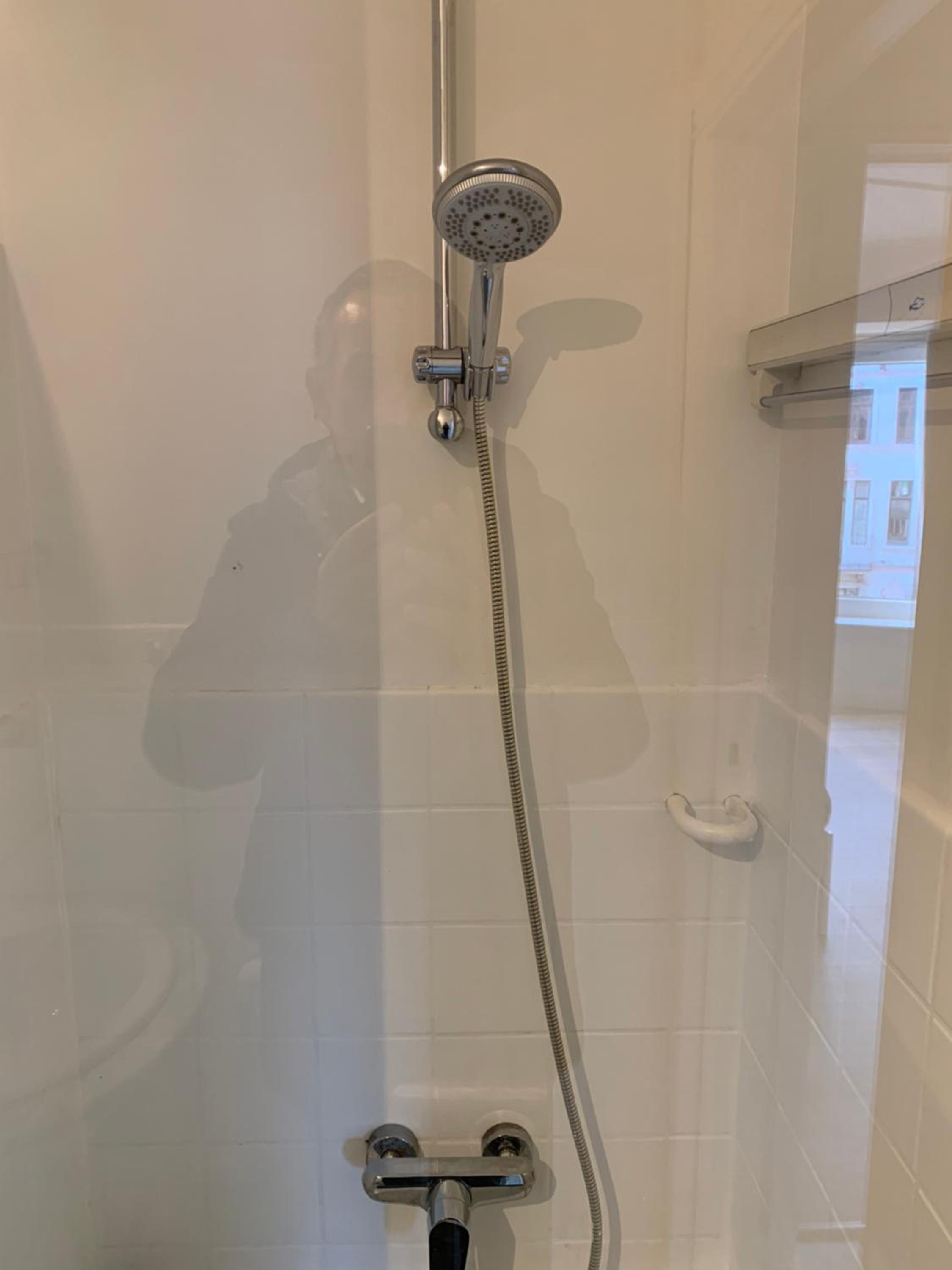 Apartment with Shower - Photo 4