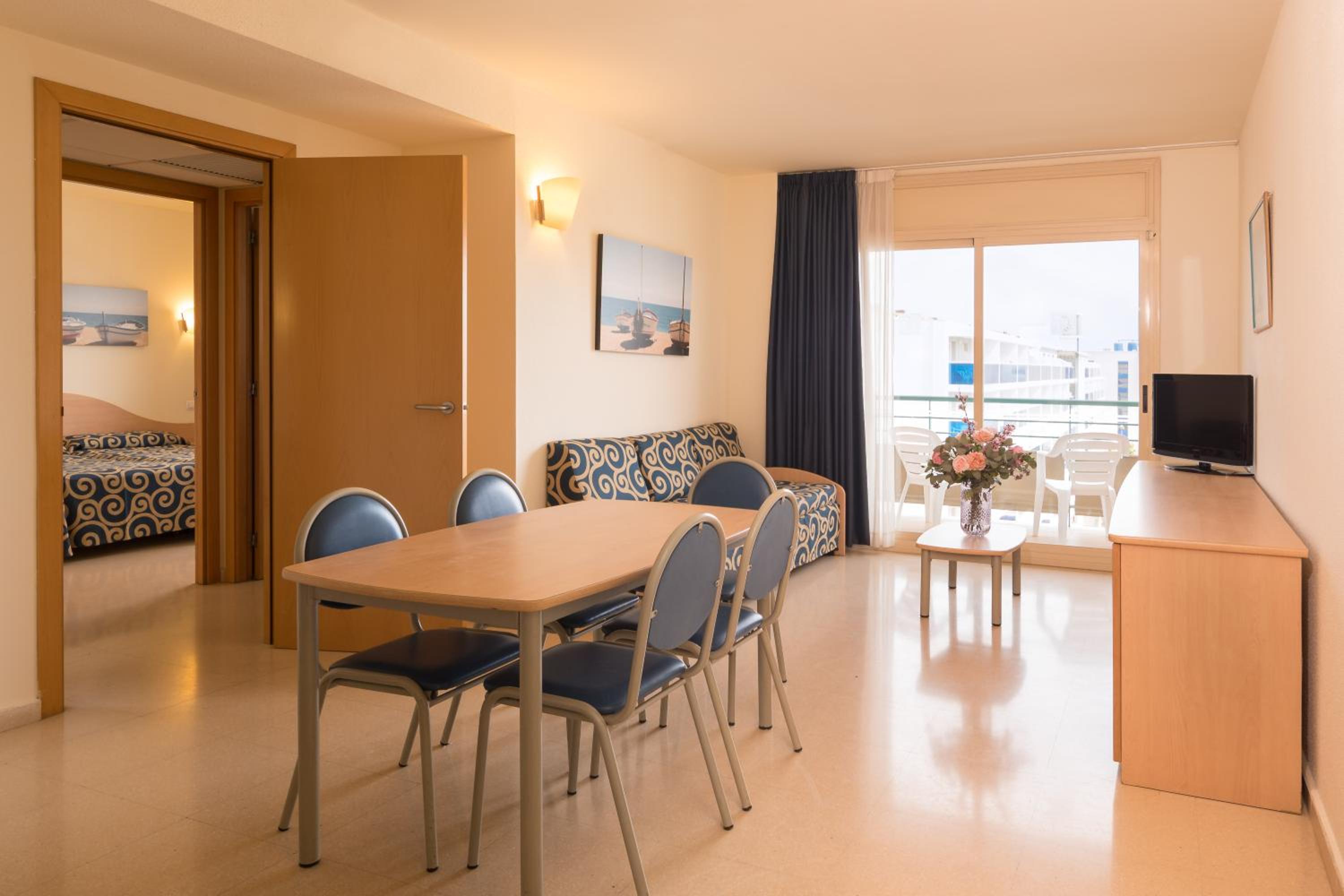 Family Suite (2 Adults + 2 Children) - Photo 1