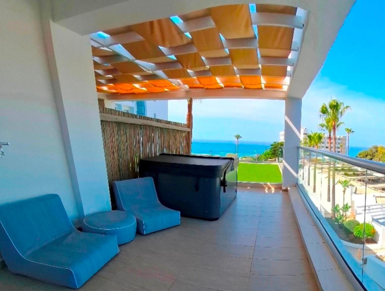 מלון נאפה מרמייד איה נאפה — Junior Suite with Balcony & Hot Tub