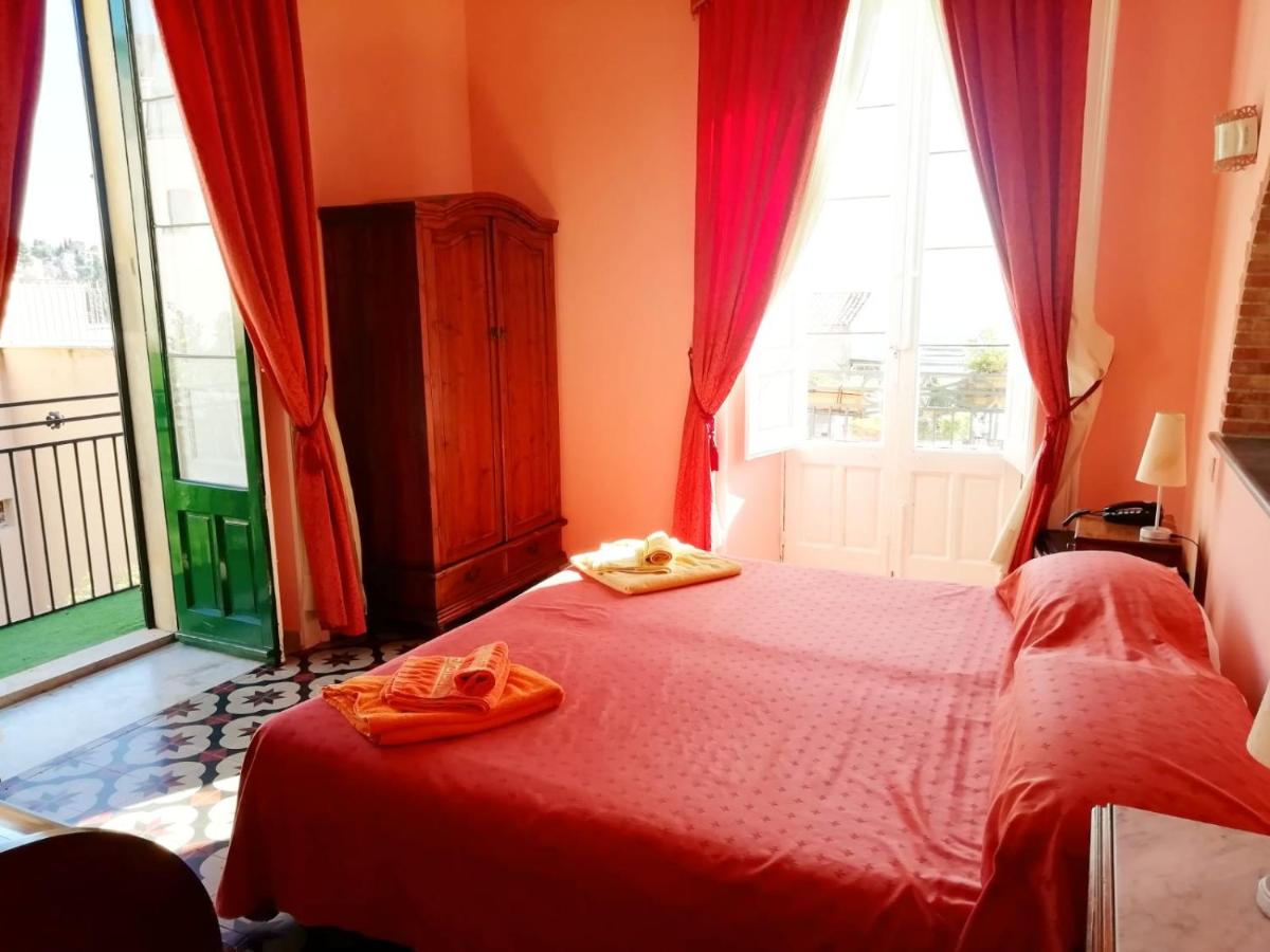Double Room with Shared Bathroom photo 2