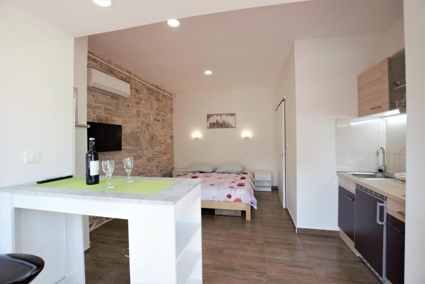 Studio Apartment - Photo 1
