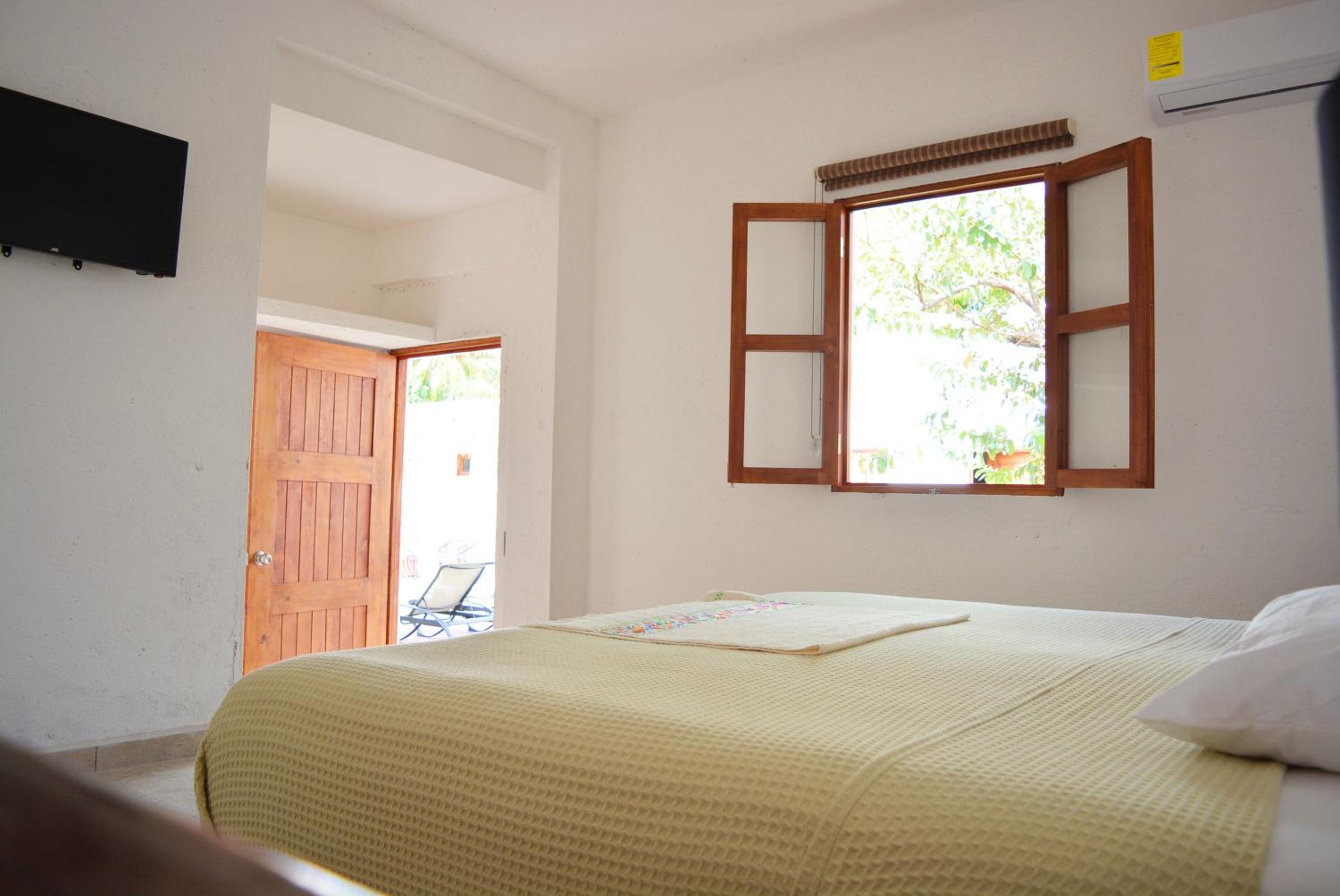 Deluxe King Room - Photo 8