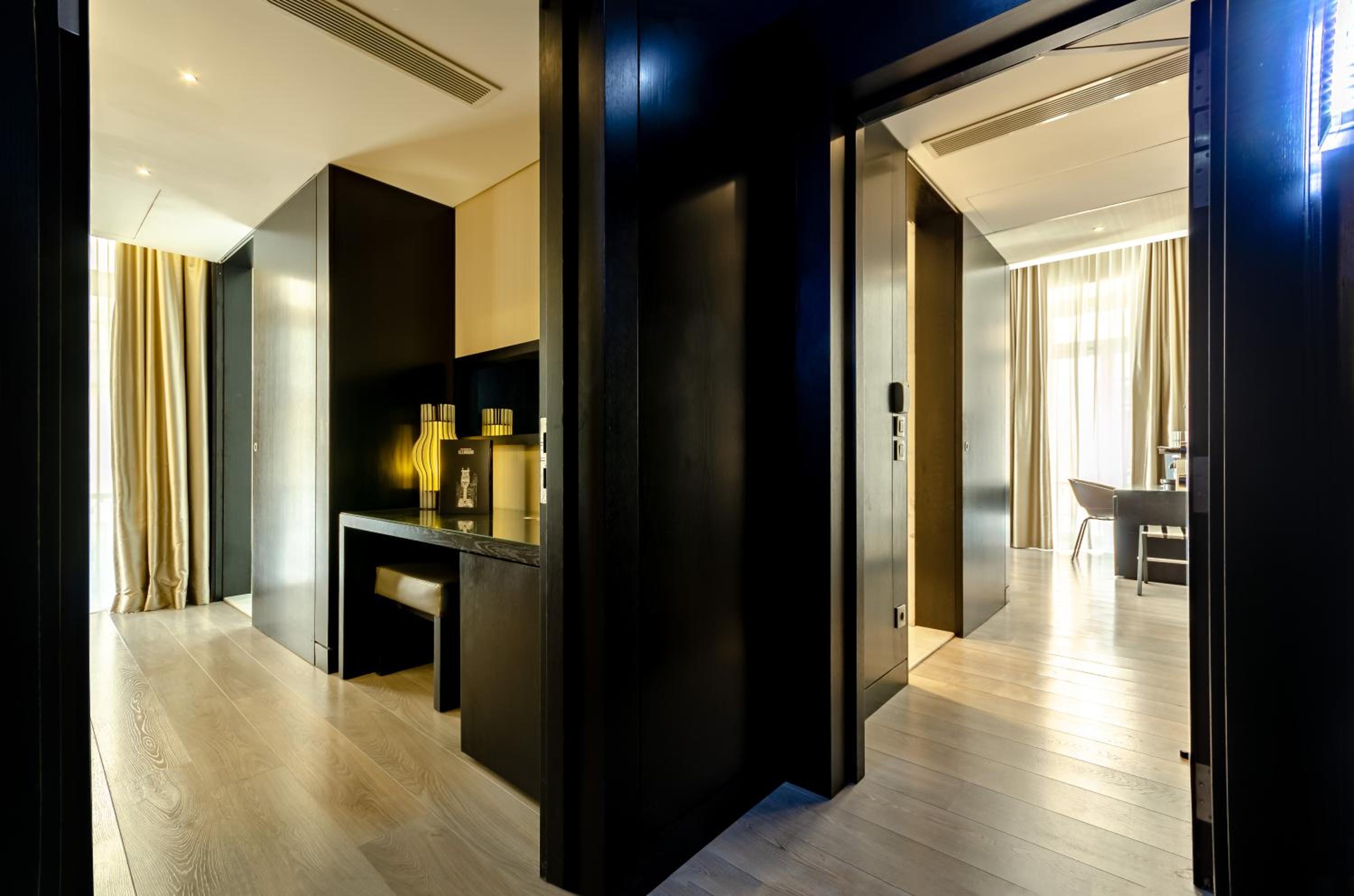Family Room with Street View thumbnail 6