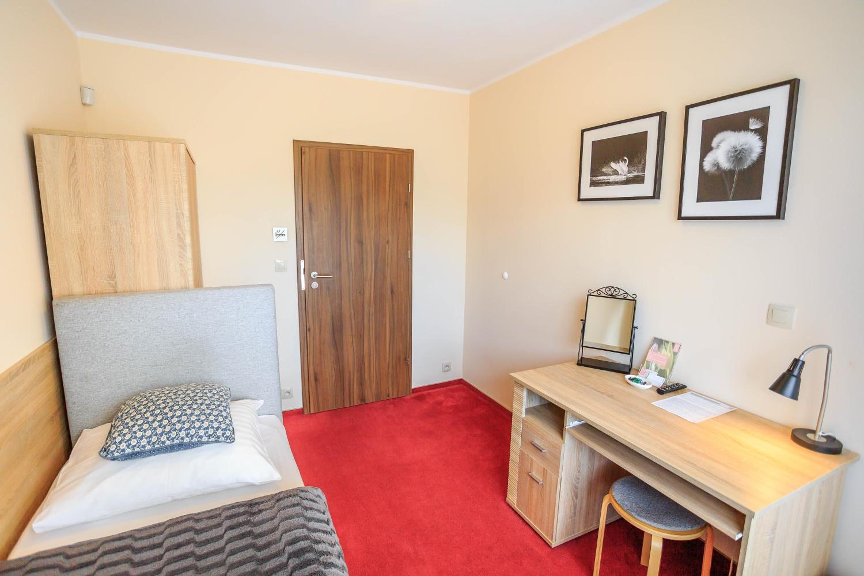 Single Room with Shared Shower and Toilet photo 1