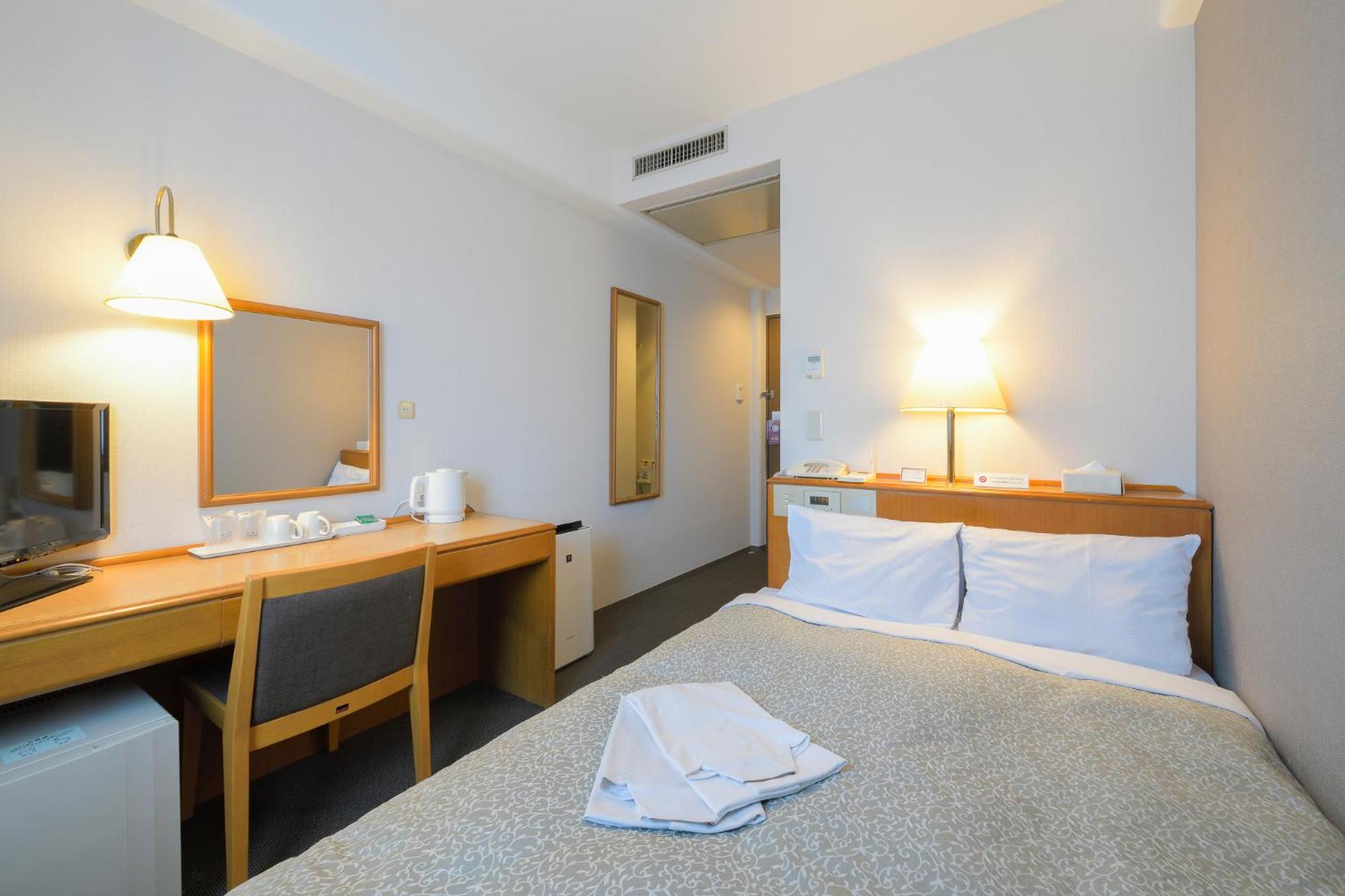 Standard Double Room with Small Double Bed - Smoking photo 2