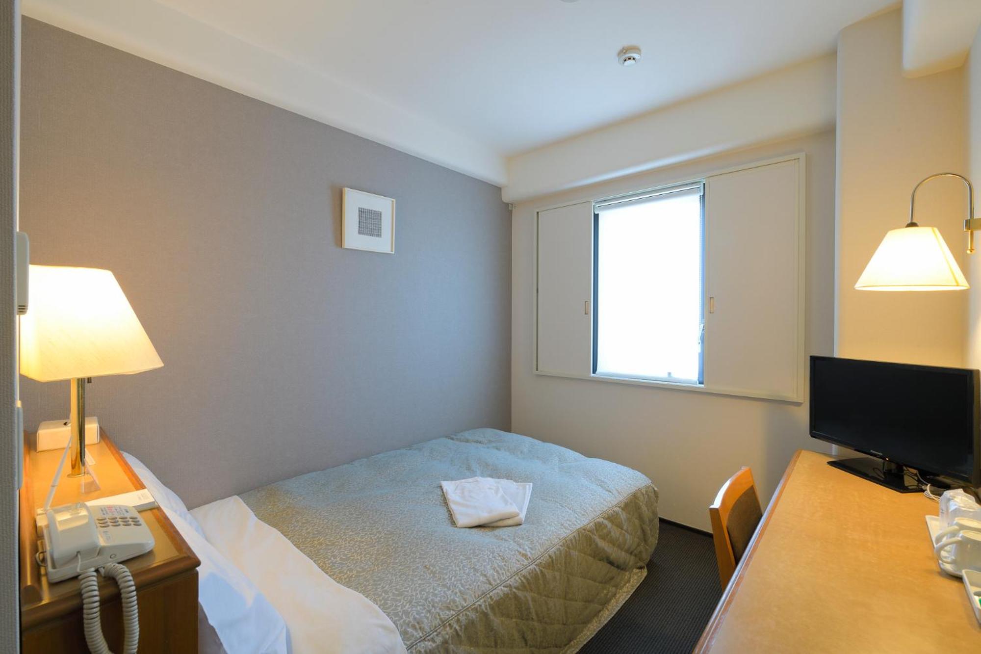 Standard Double Room with Small Double Bed - Smoking photo 1