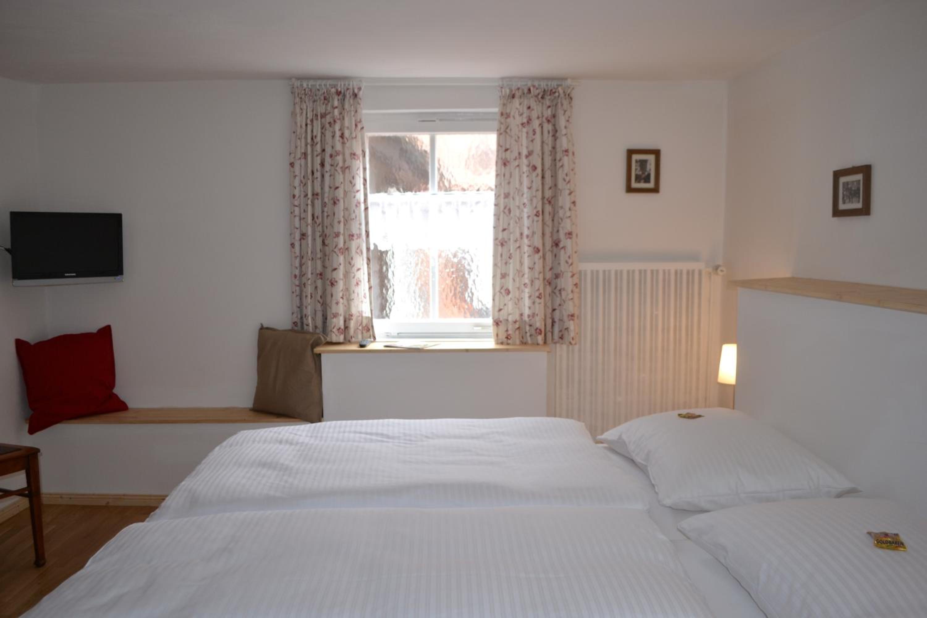 Standard Double Room - Photo 9
