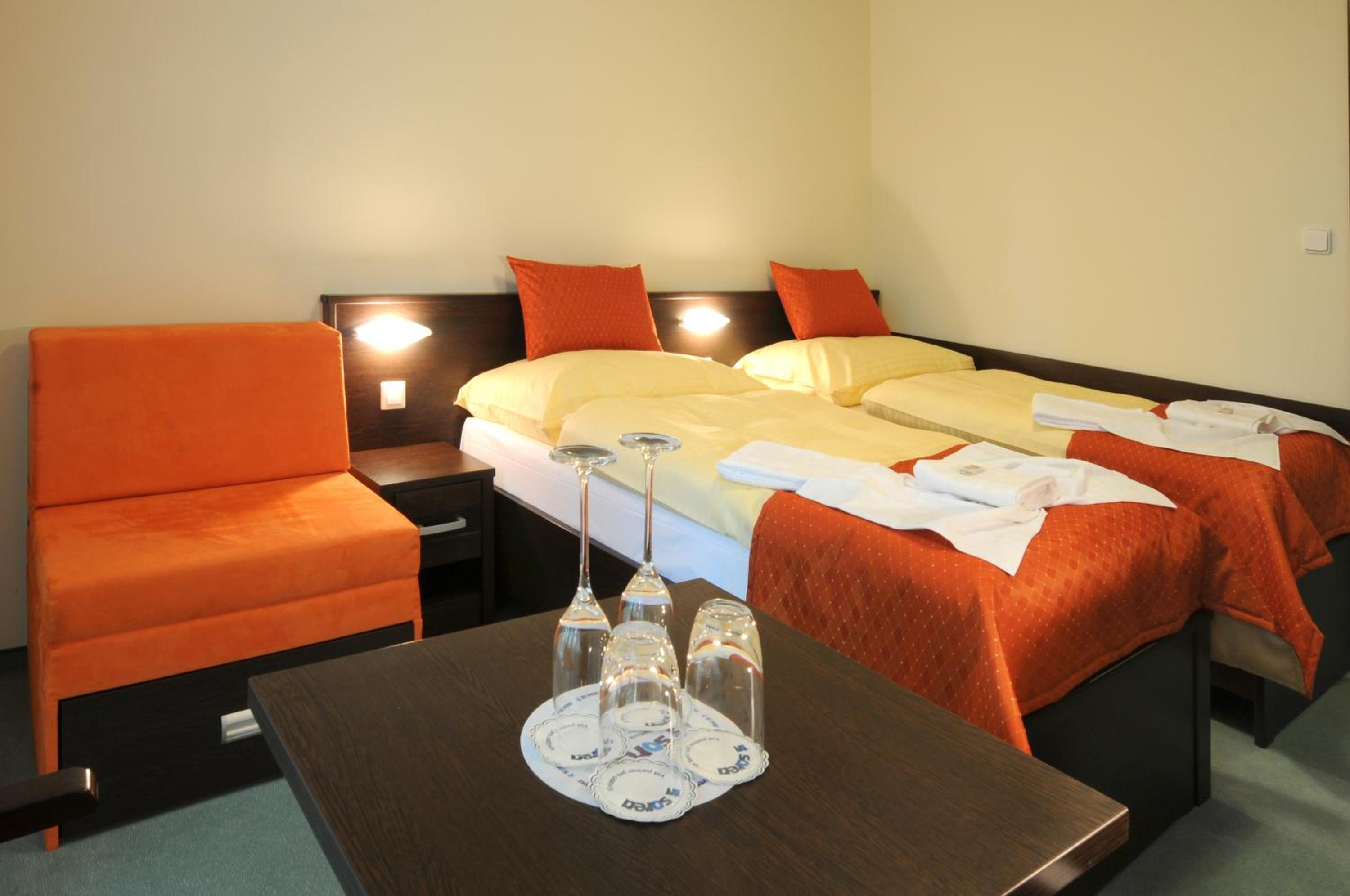 Double or Twin Room with Balcony - Photo 2