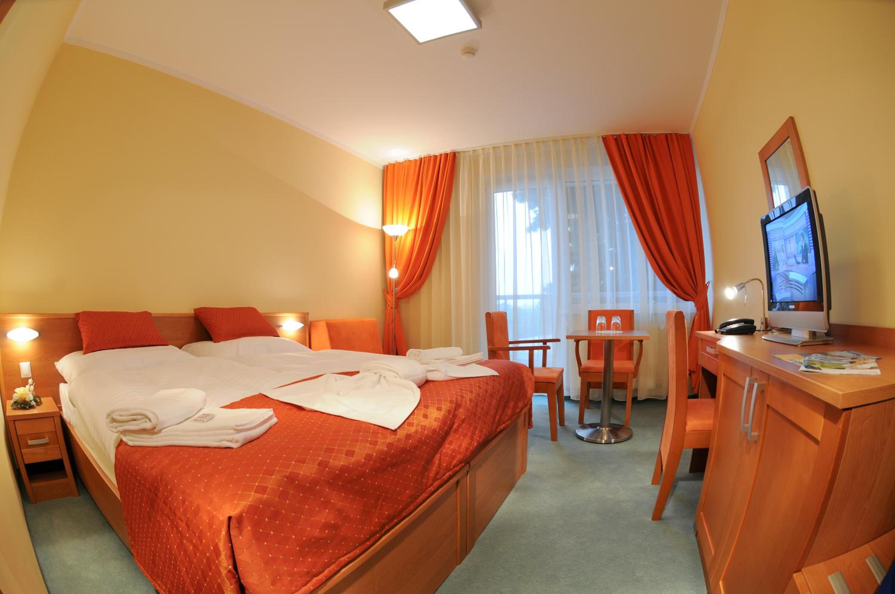 Deluxe Double or Twin Room with Balcony - Photo 1