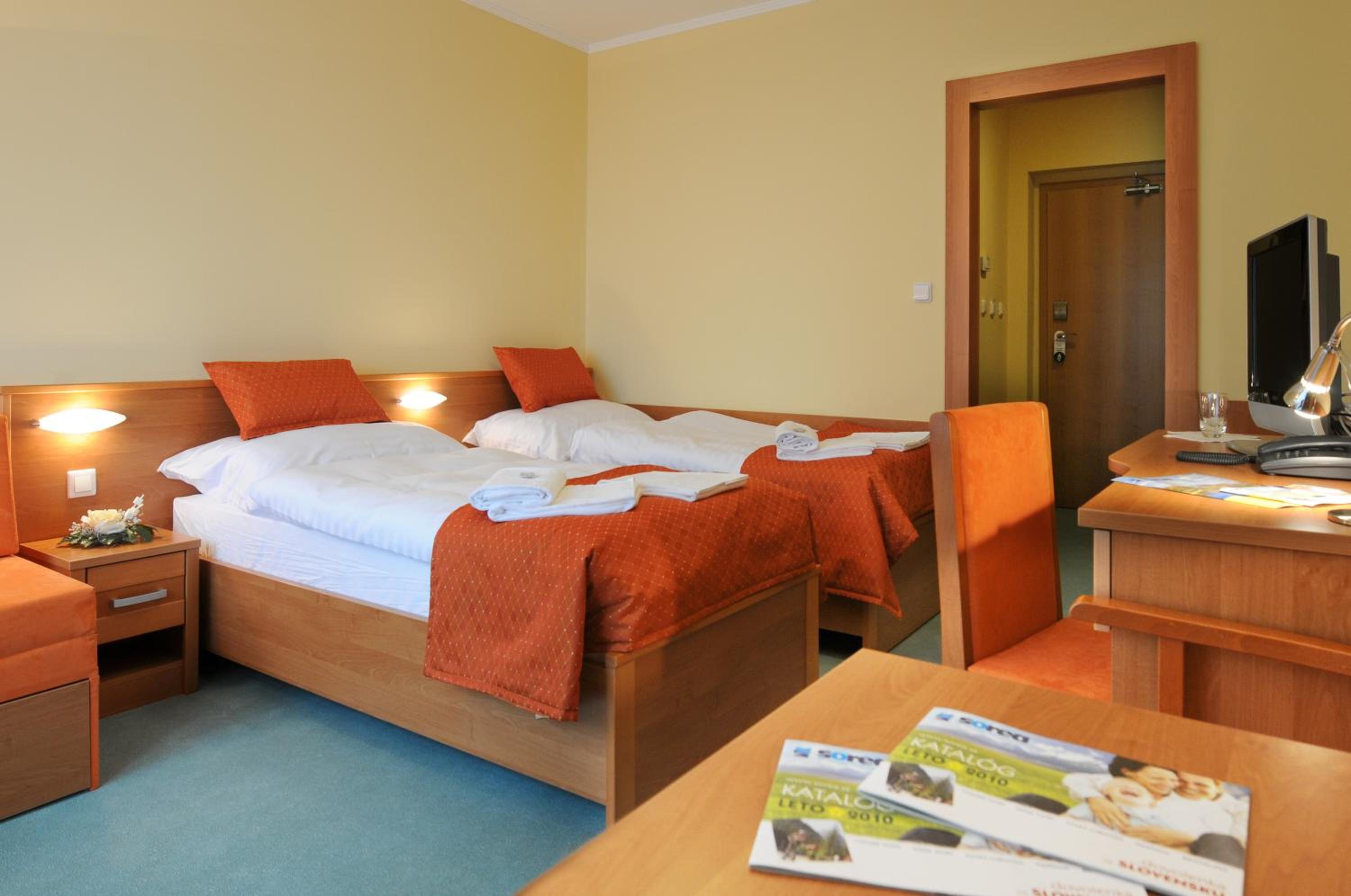 Double or Twin Room with Balcony - Photo 6