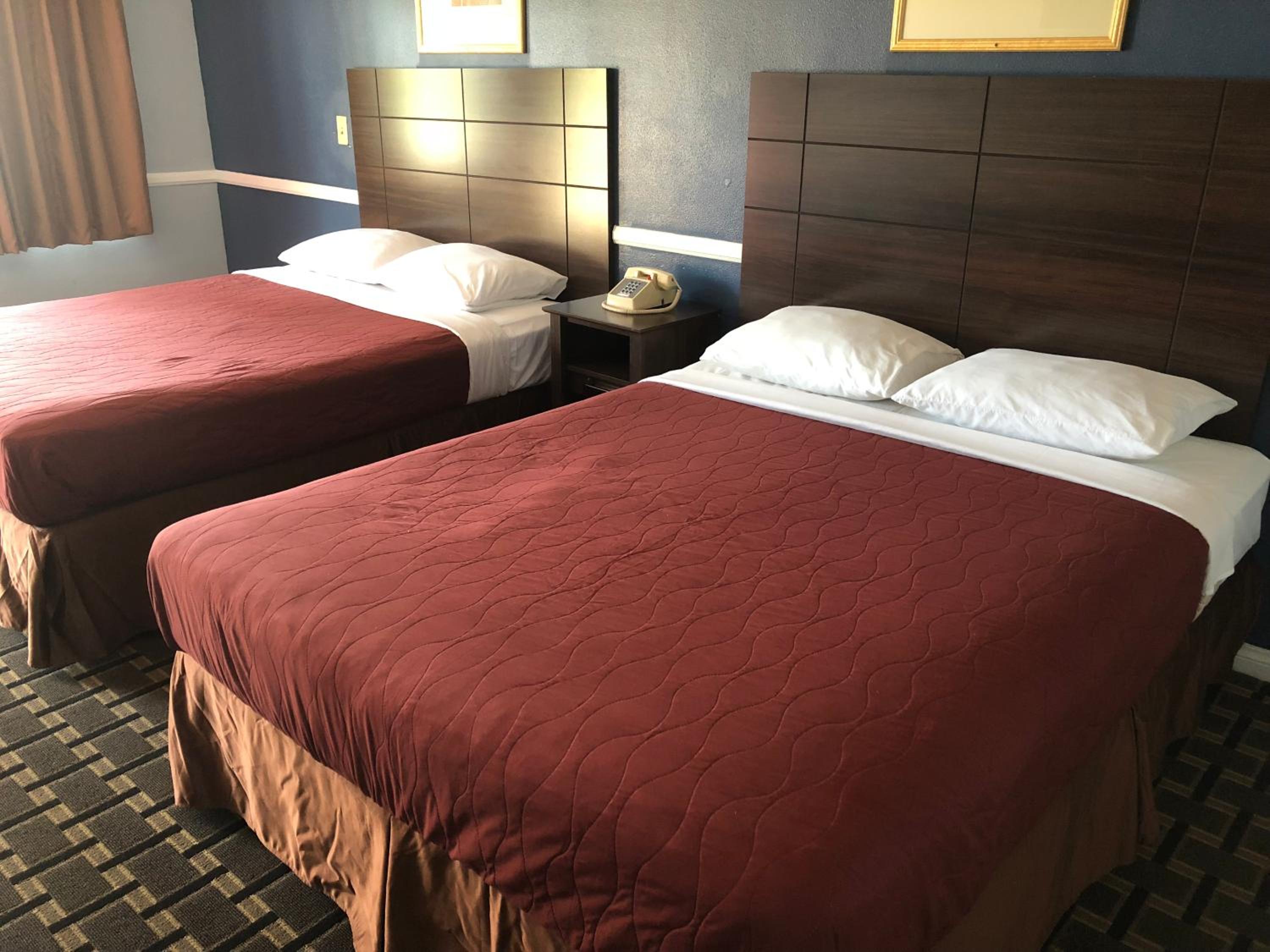Queen Room with Two Queen Beds - Photo 8