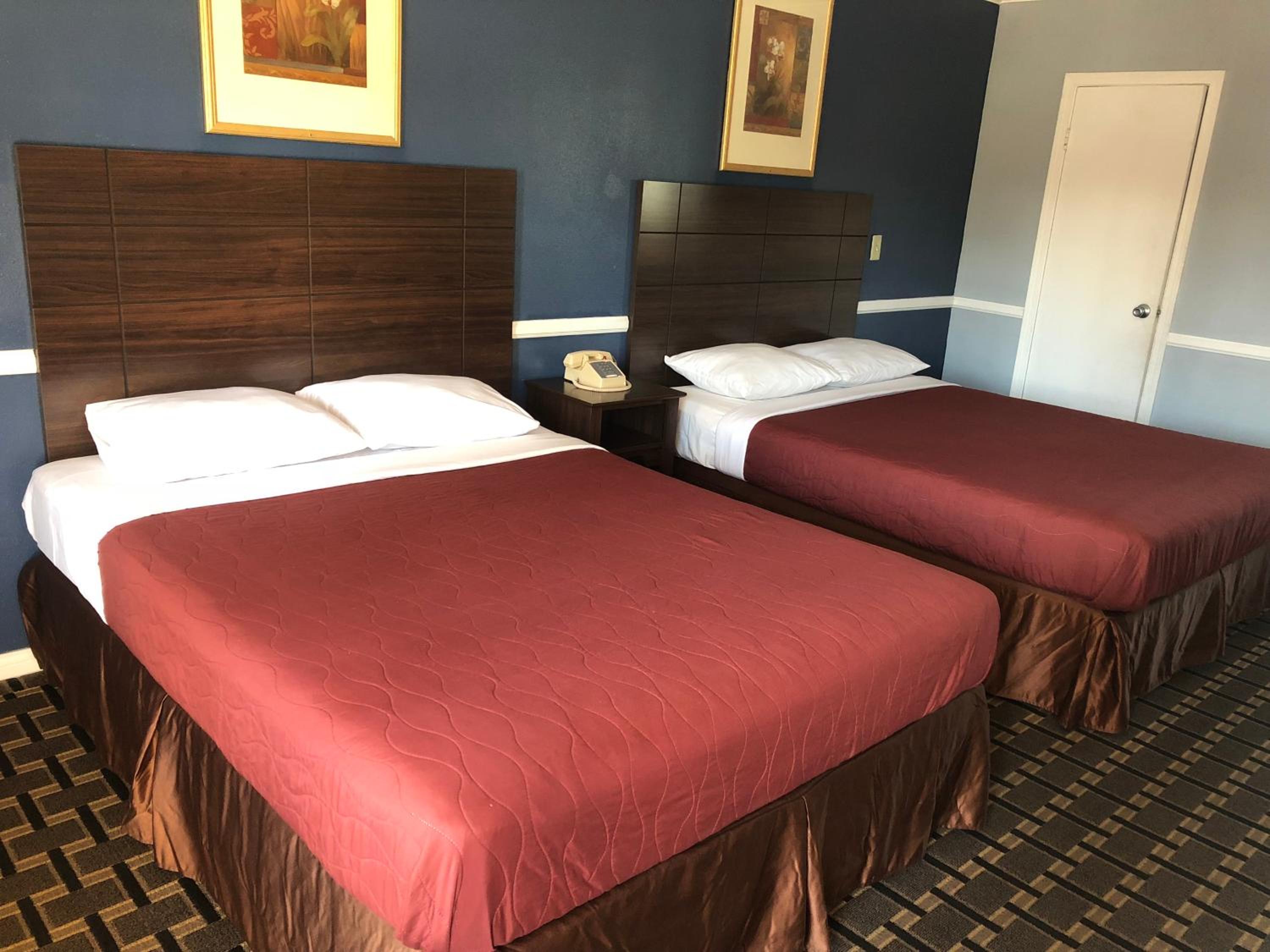 Queen Room with Two Queen Beds - Photo 9