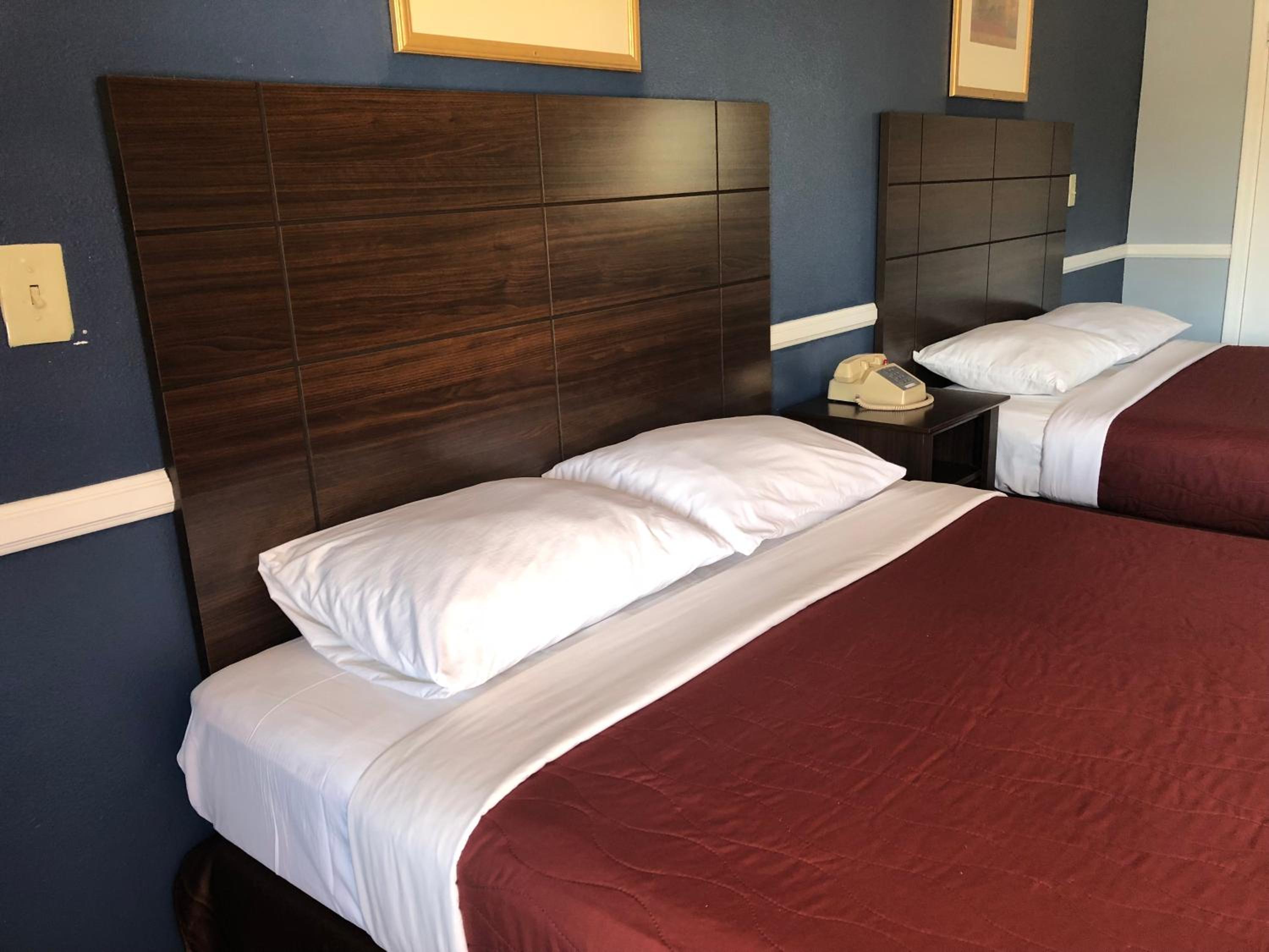 Queen Room with Two Queen Beds - Photo 3