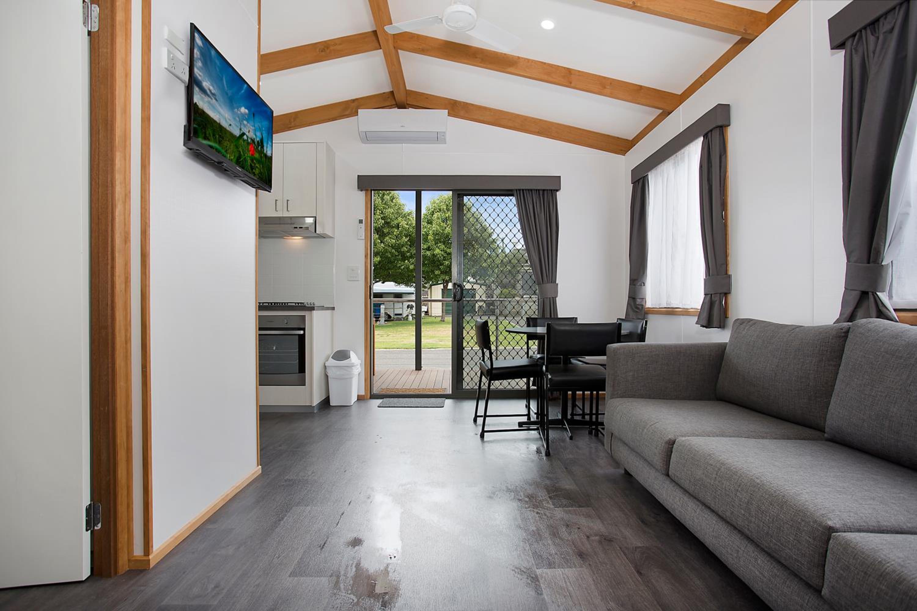  Deluxe 2 Bedroom Cabin Queen and Double photo 2