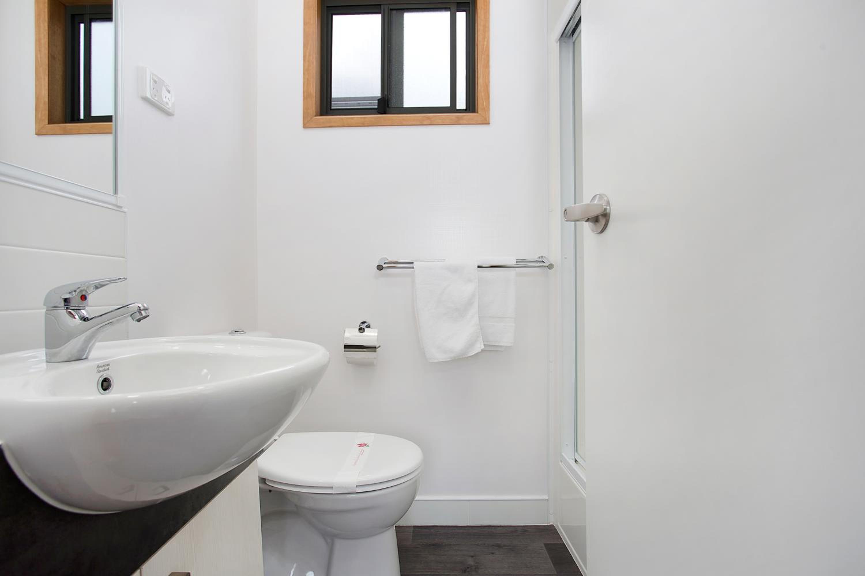  Deluxe 2 Bedroom Cabin Queen and Double photo 3