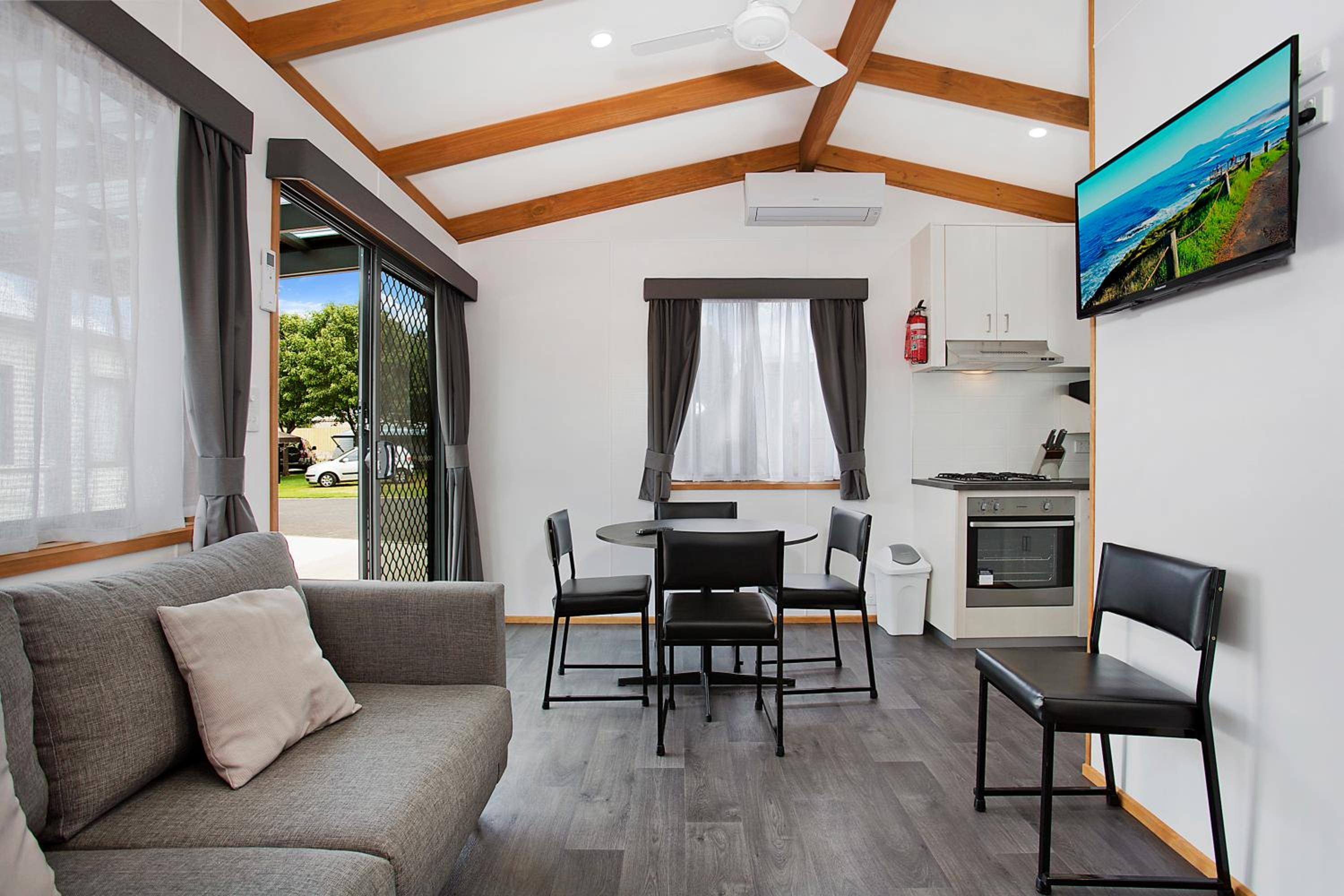  Deluxe 2 Bedroom Cabin Queen and Double photo 1