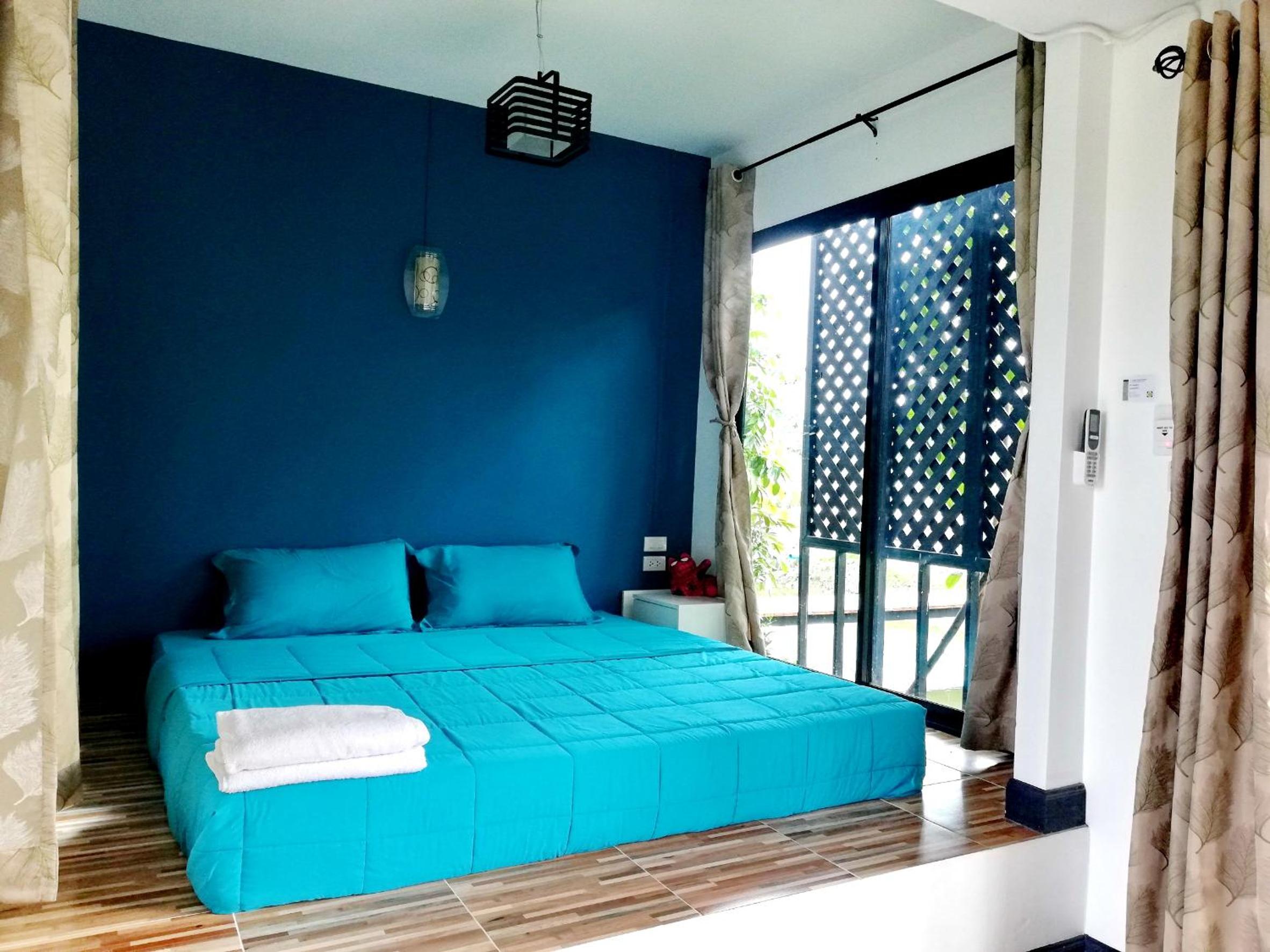 Double Room with Pool View - Photo 10
