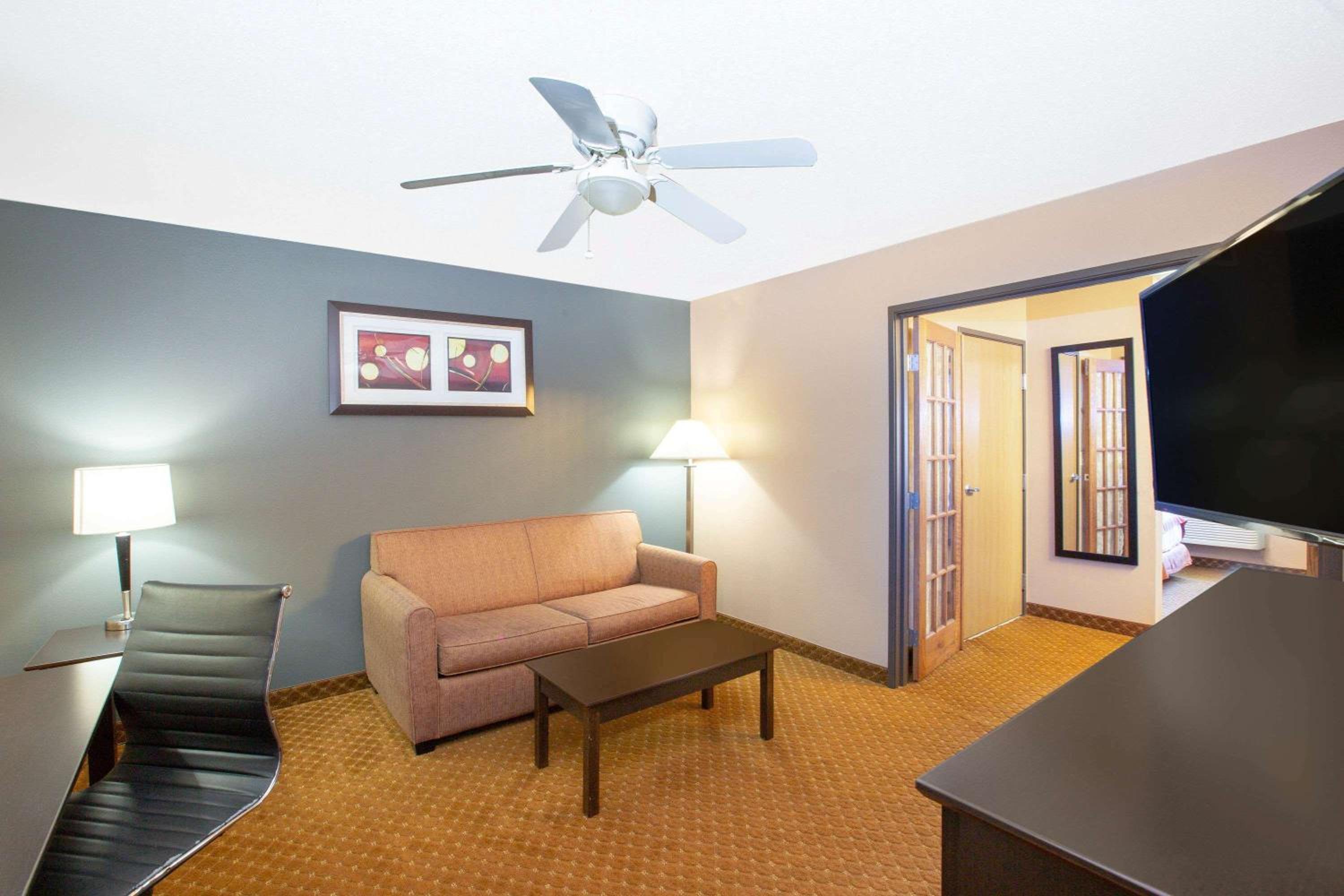 One-Bedroom King Suite - Non-Smoking - Photo 3