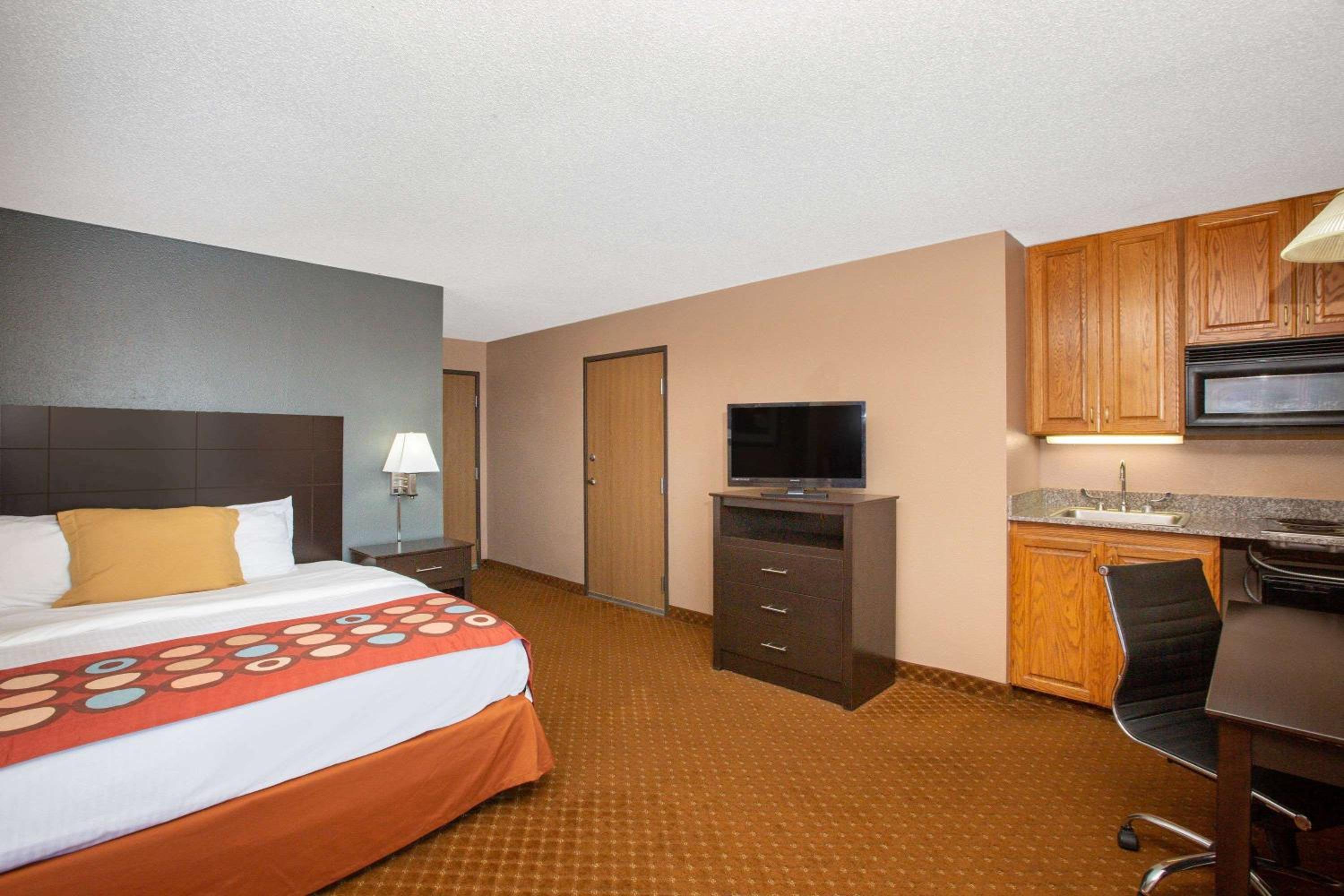 Deluxe King Room - Non-Smoking - Photo 3
